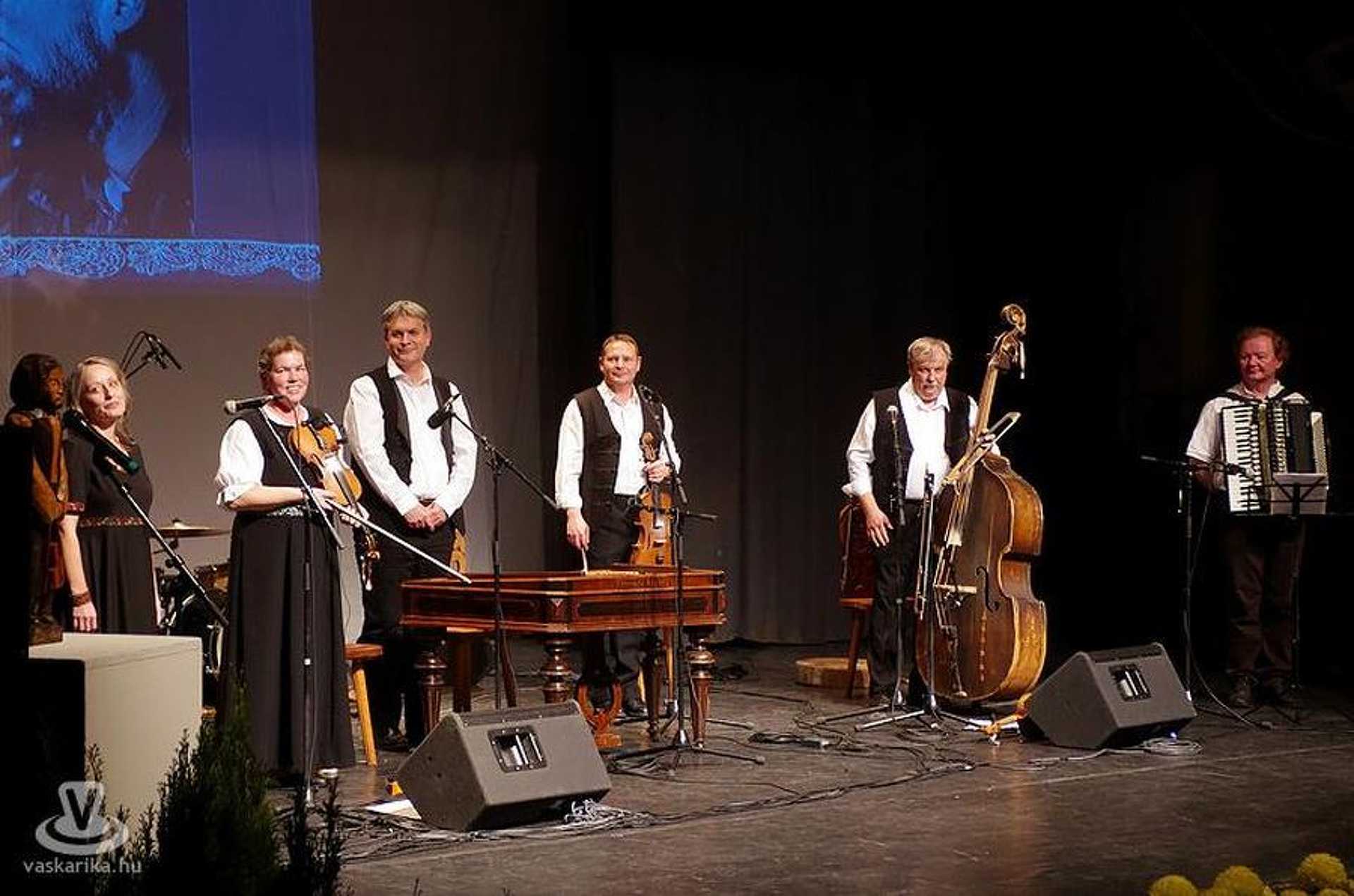 A Boglya együttessel