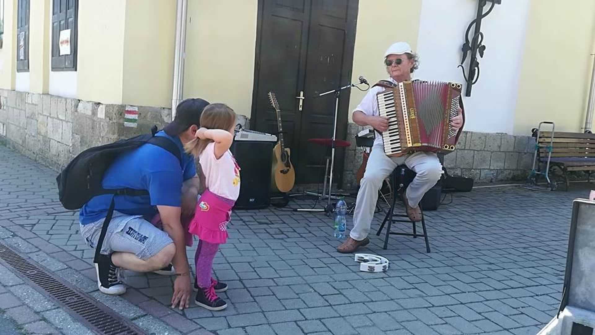 A "vak harmonikás" az első tokaji utcazene fesztiválon