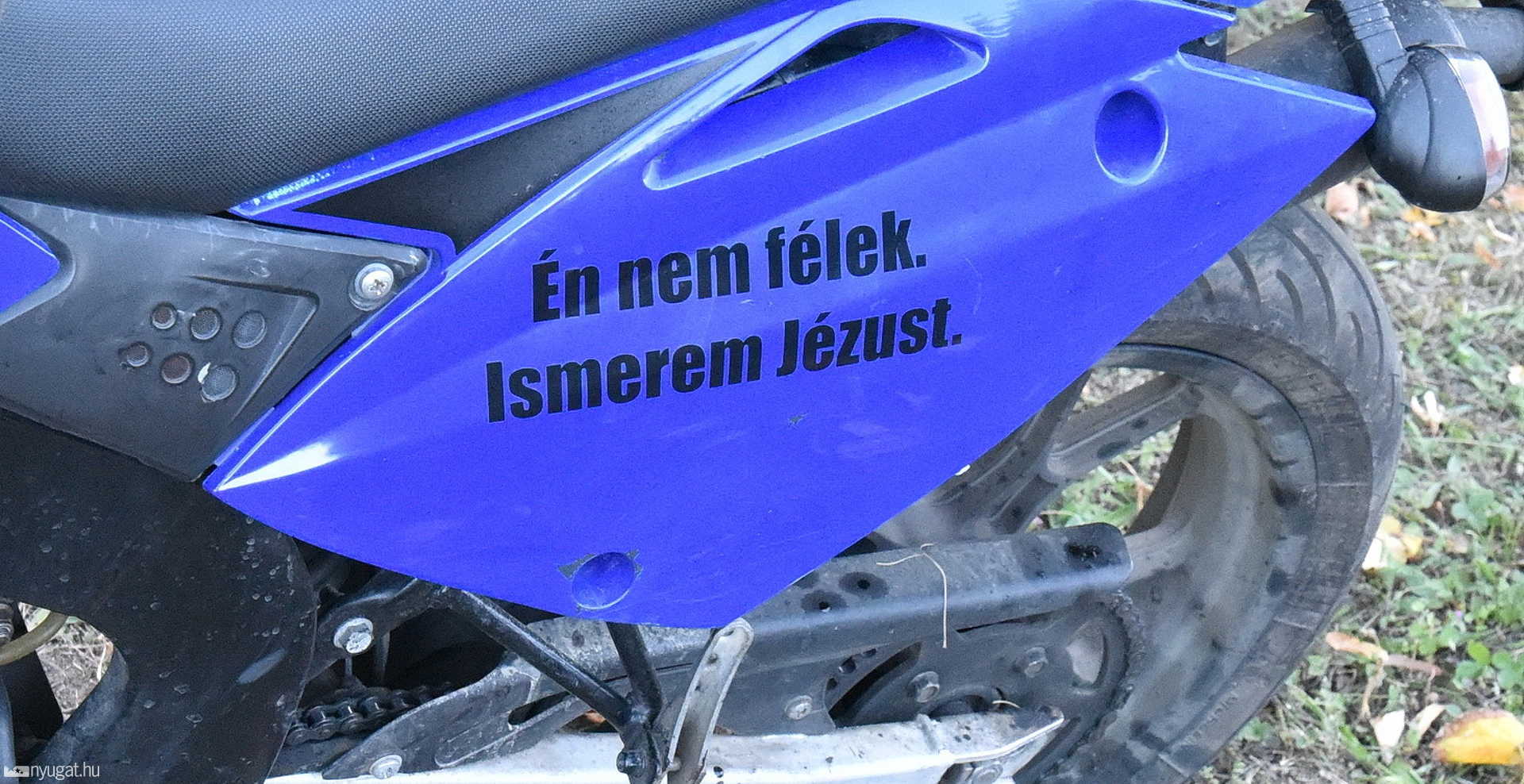 VW hátuljának ütközött egy segédmotor-kerékpár Szombathelyen 