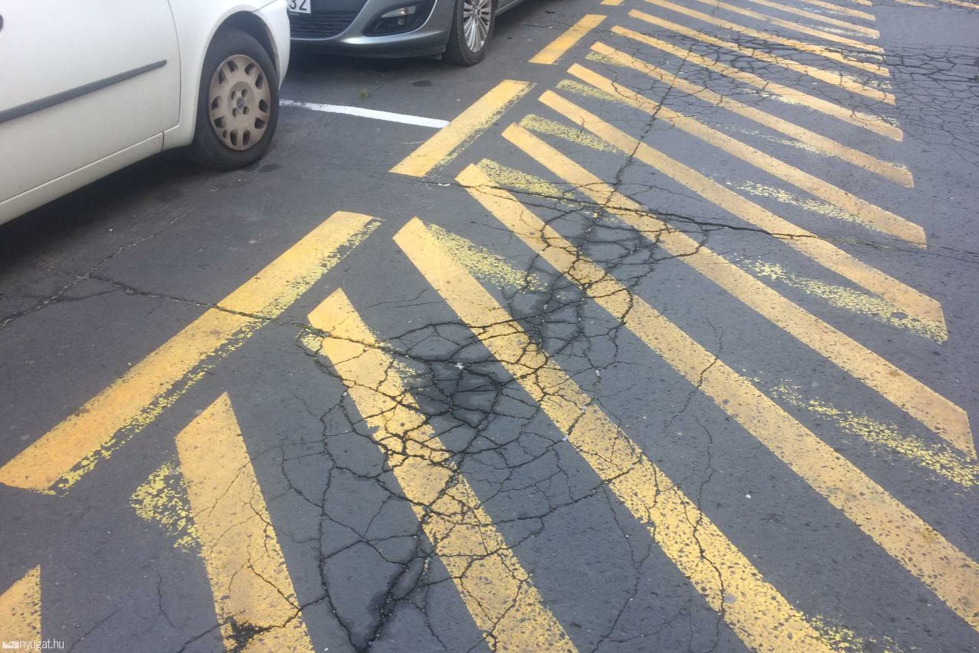 Kátyúk a könyvtár mögötti tömbbelsőben