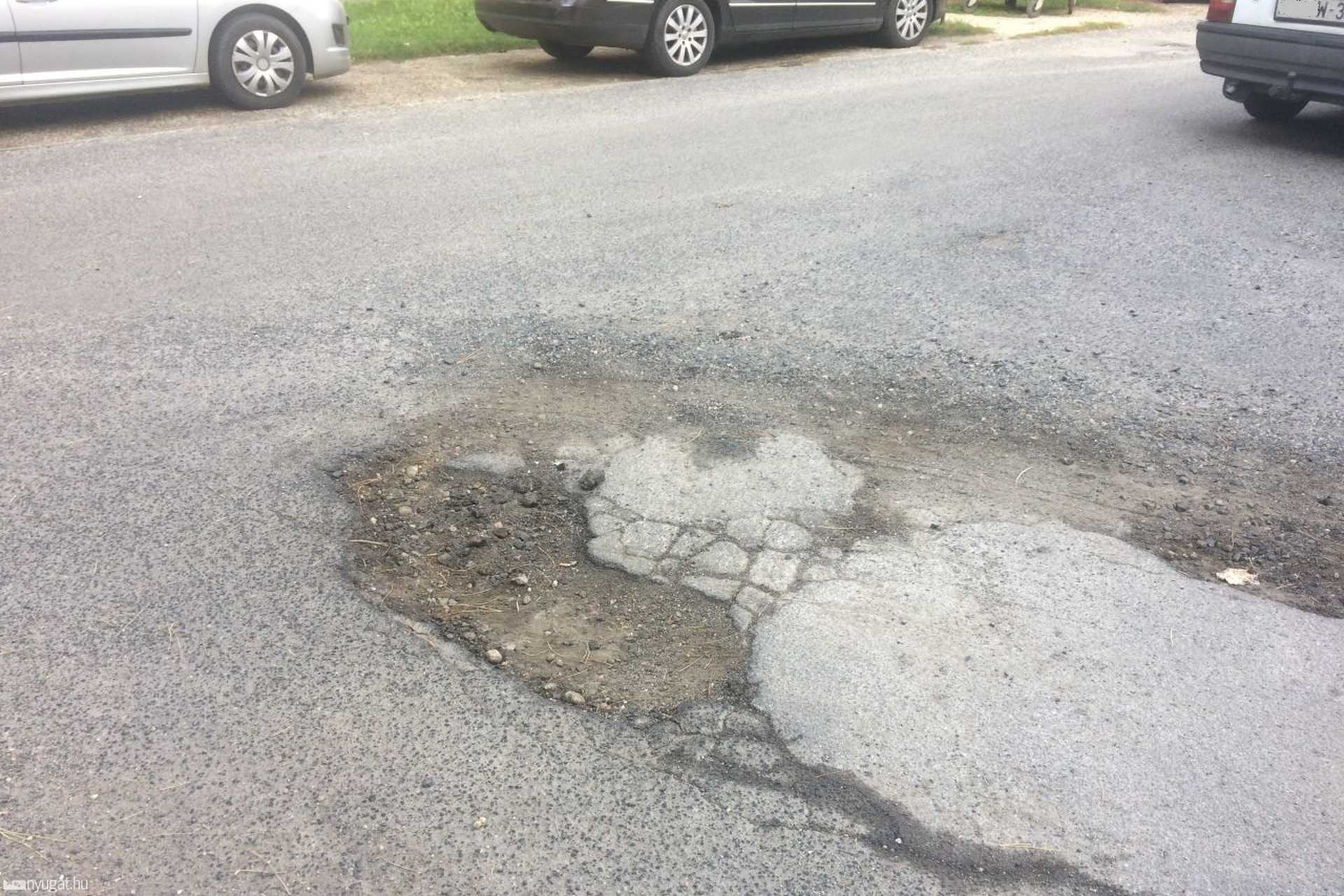 Kátyúk a könyvtár mögötti tömbbelsőben