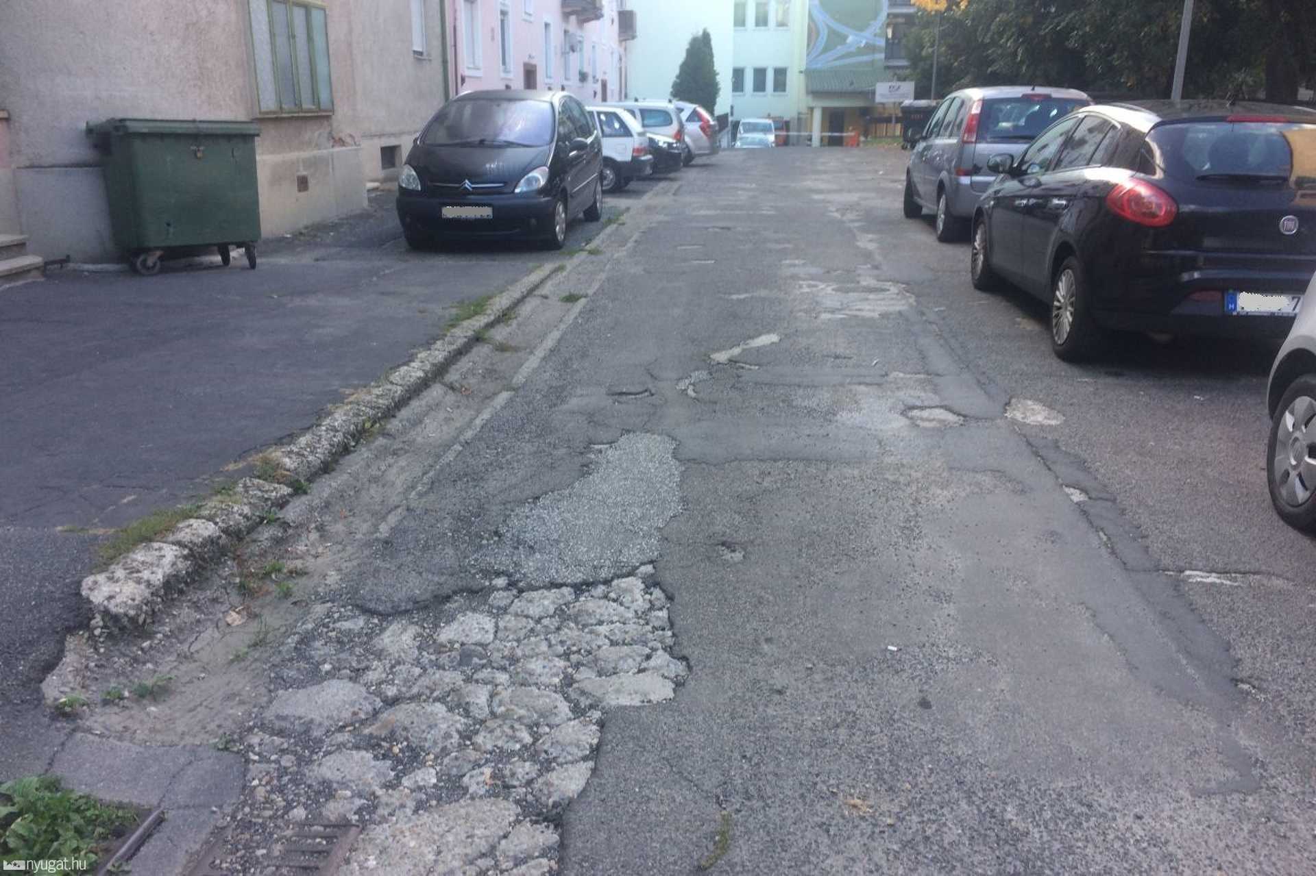 Kátyúk a könyvtár mögötti tömbbelsőben