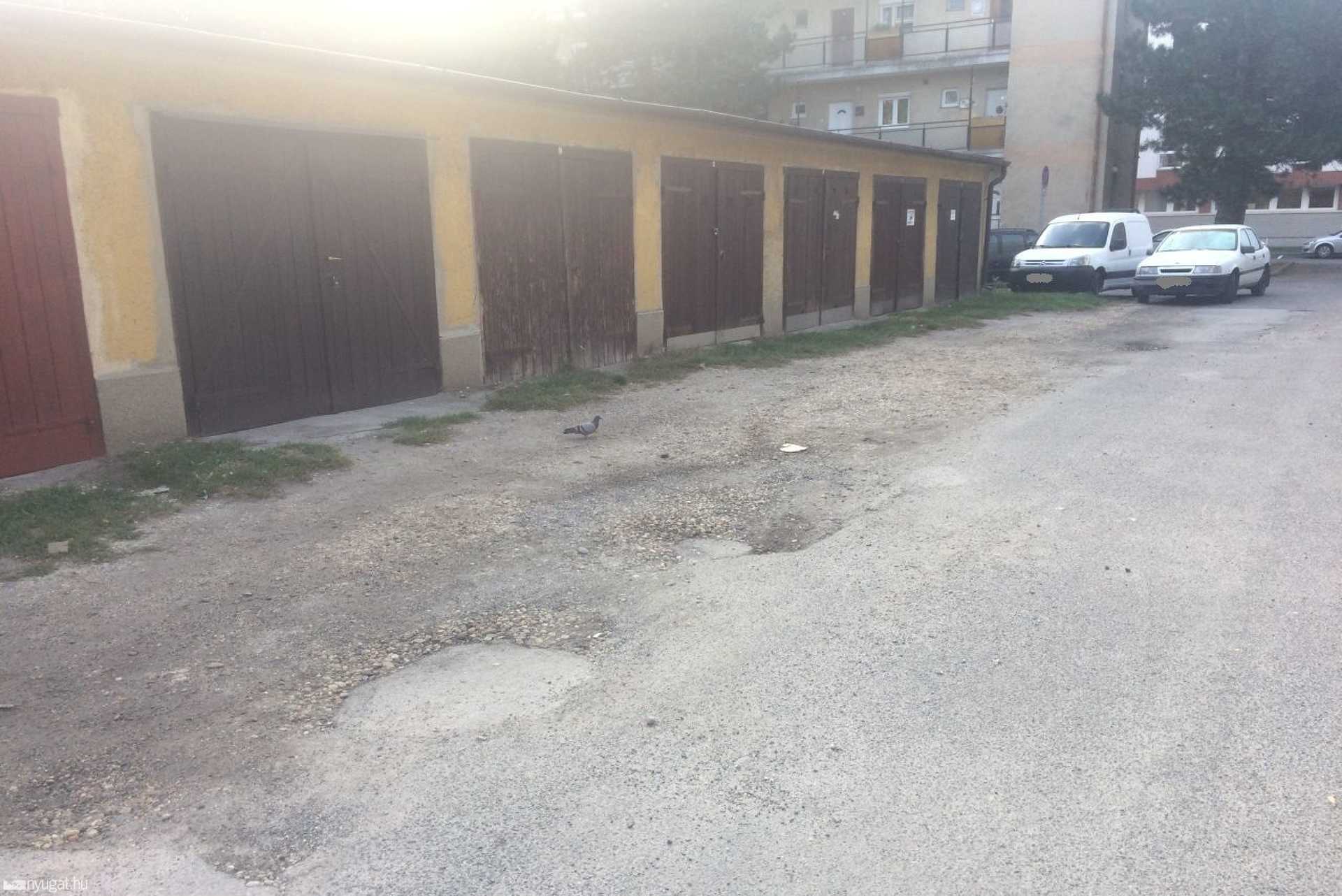 Kátyúk a könyvtár mögötti tömbbelsőben