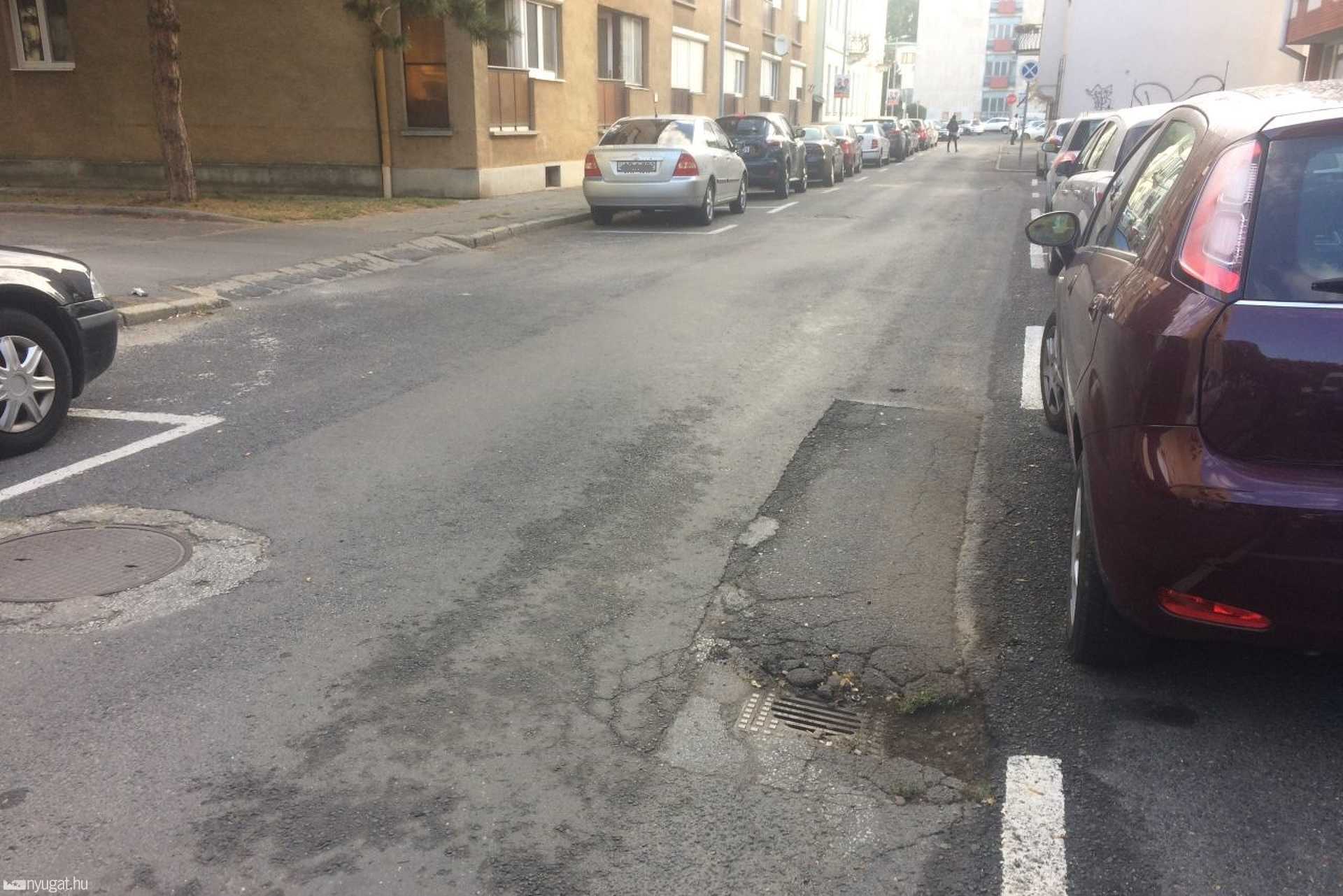 Kátyúk a könyvtár mögötti tömbbelsőben 