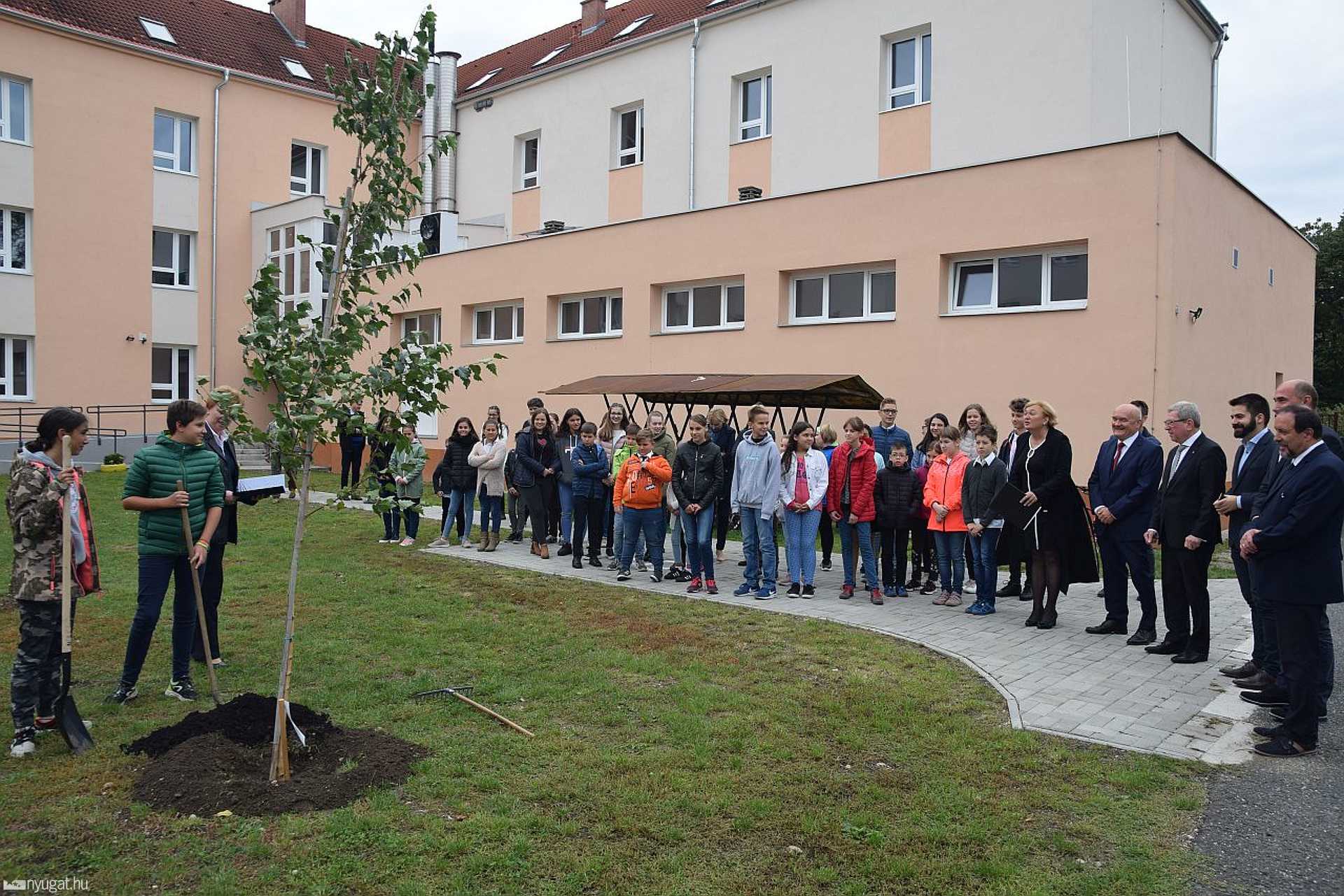 Neumann János Általános Iskola felújítása 