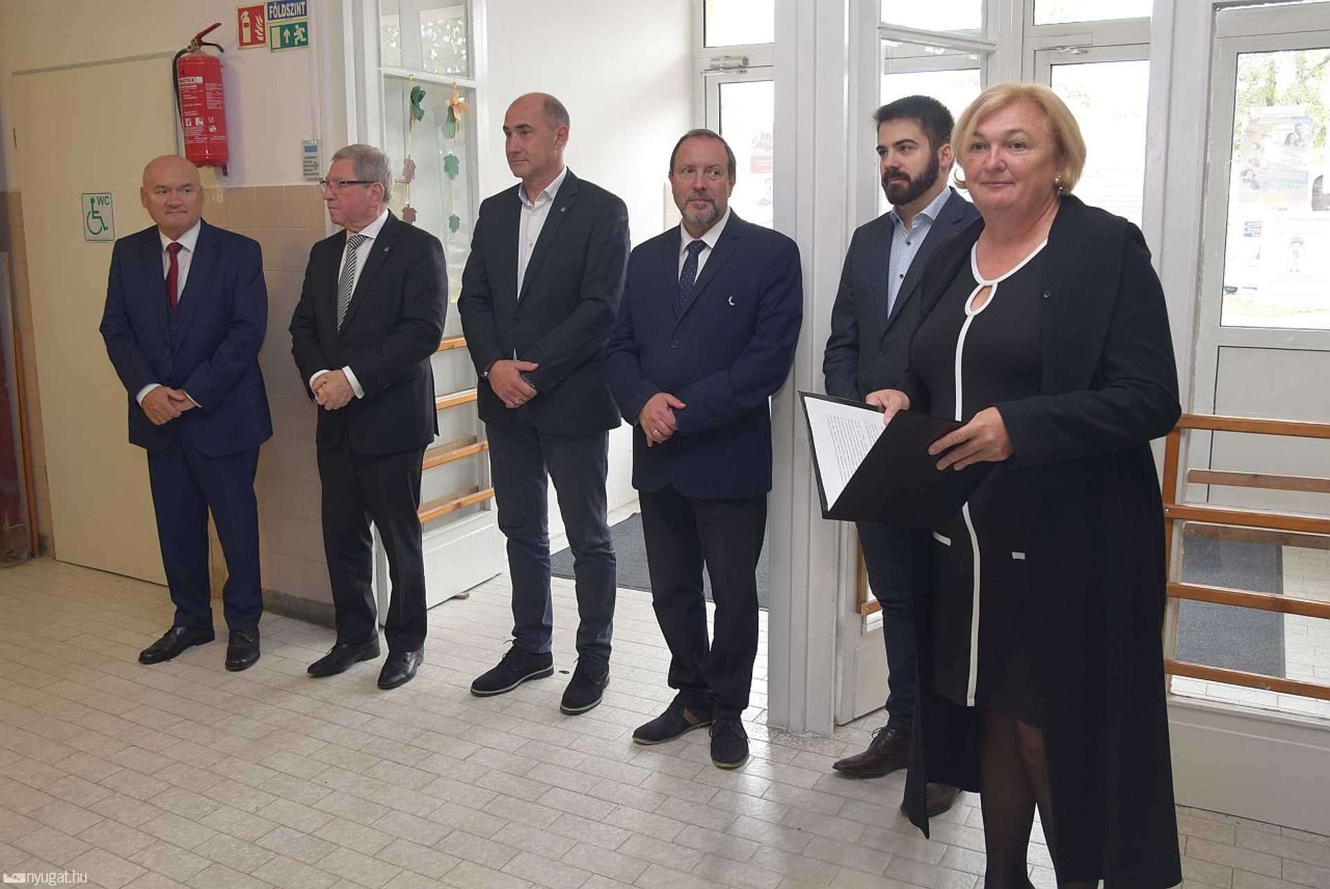 Neumann János Általános Iskola felújítása 