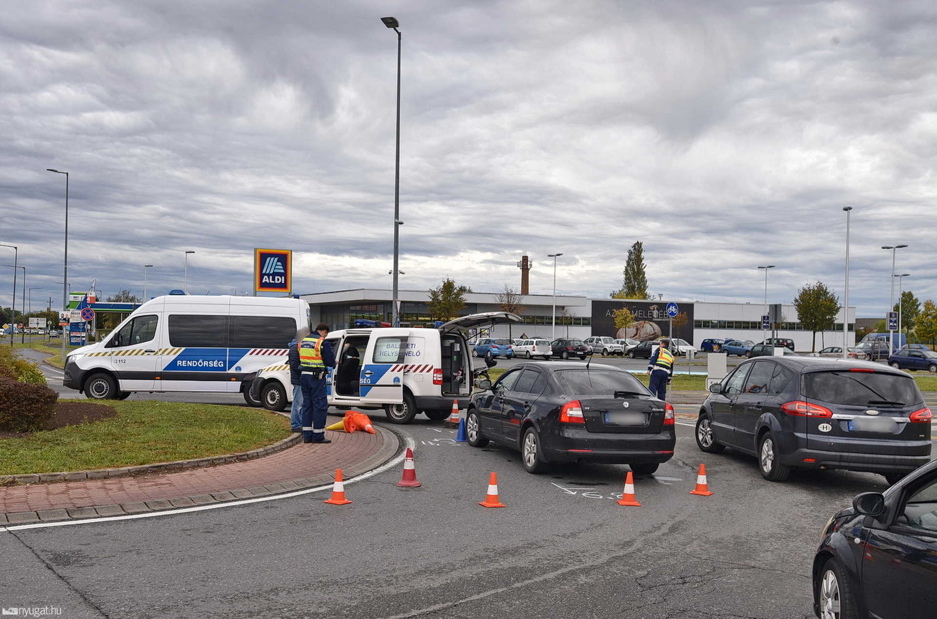 Robogóst ütött el egy Skoda a szombathelyi körforgalomban