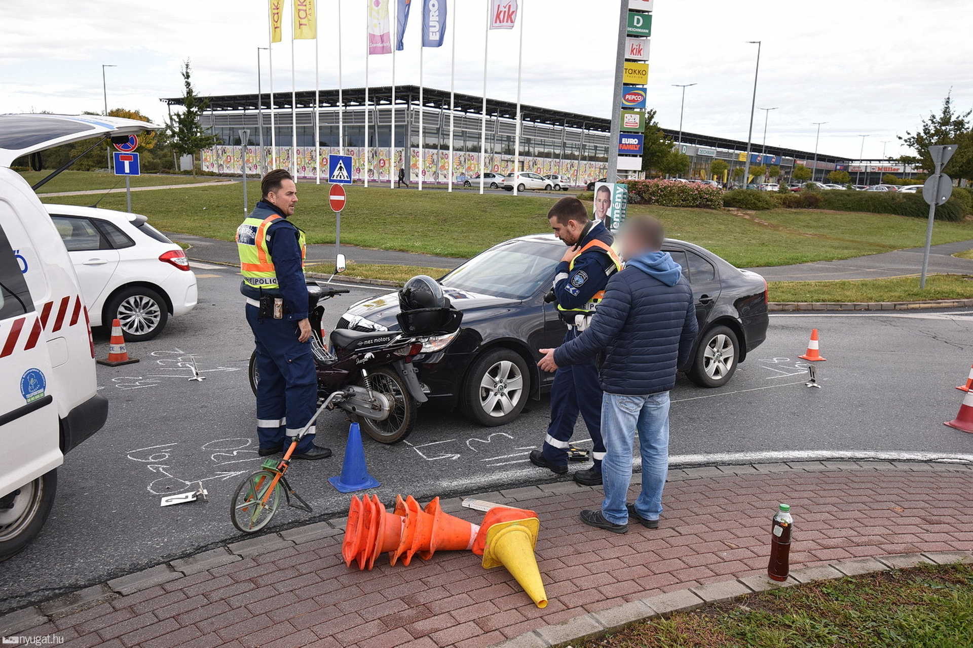 Robogóst ütött el egy Skoda a szombathelyi körforgalomban