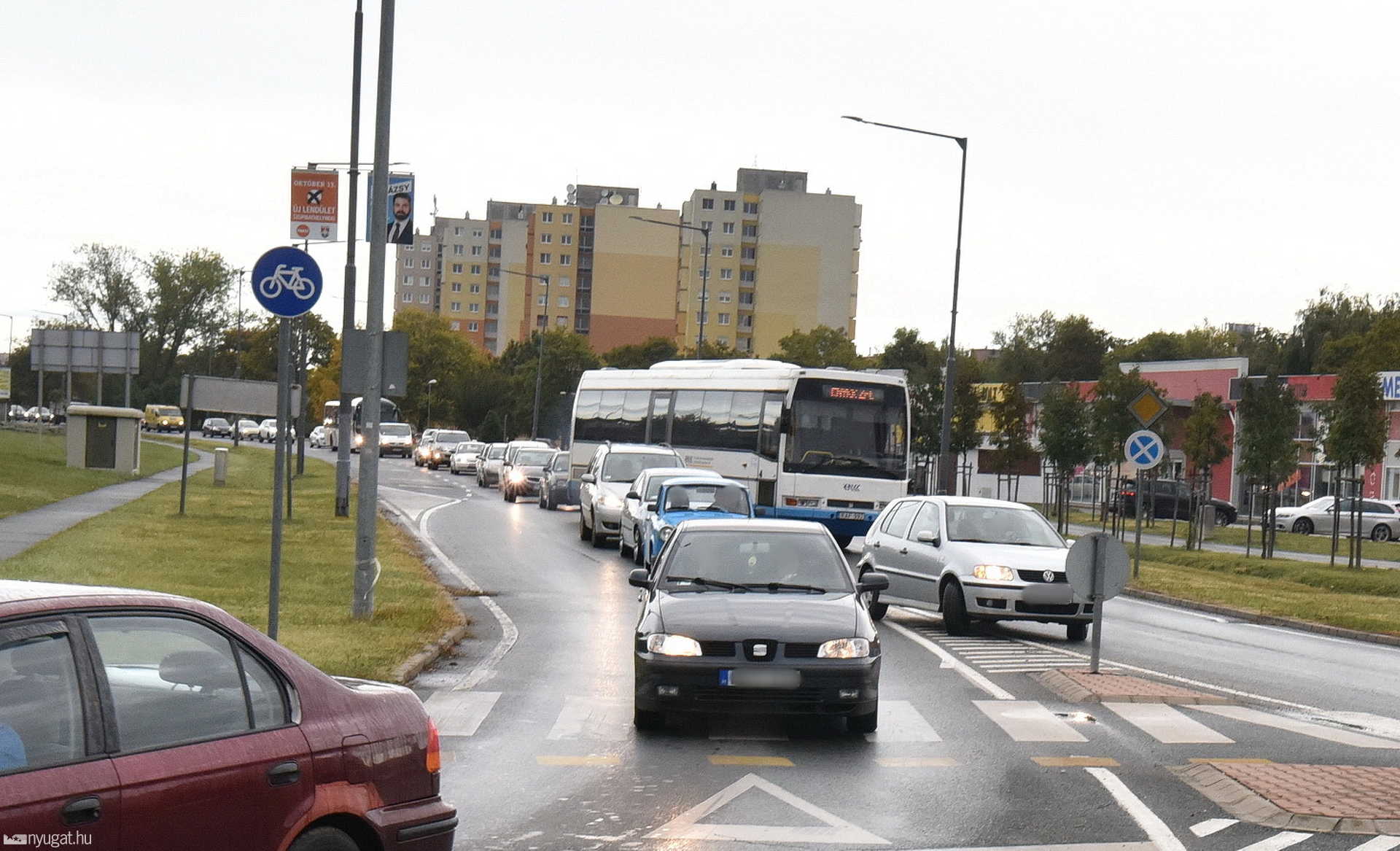 Robogóst ütött el egy Skoda a szombathelyi körforgalomban