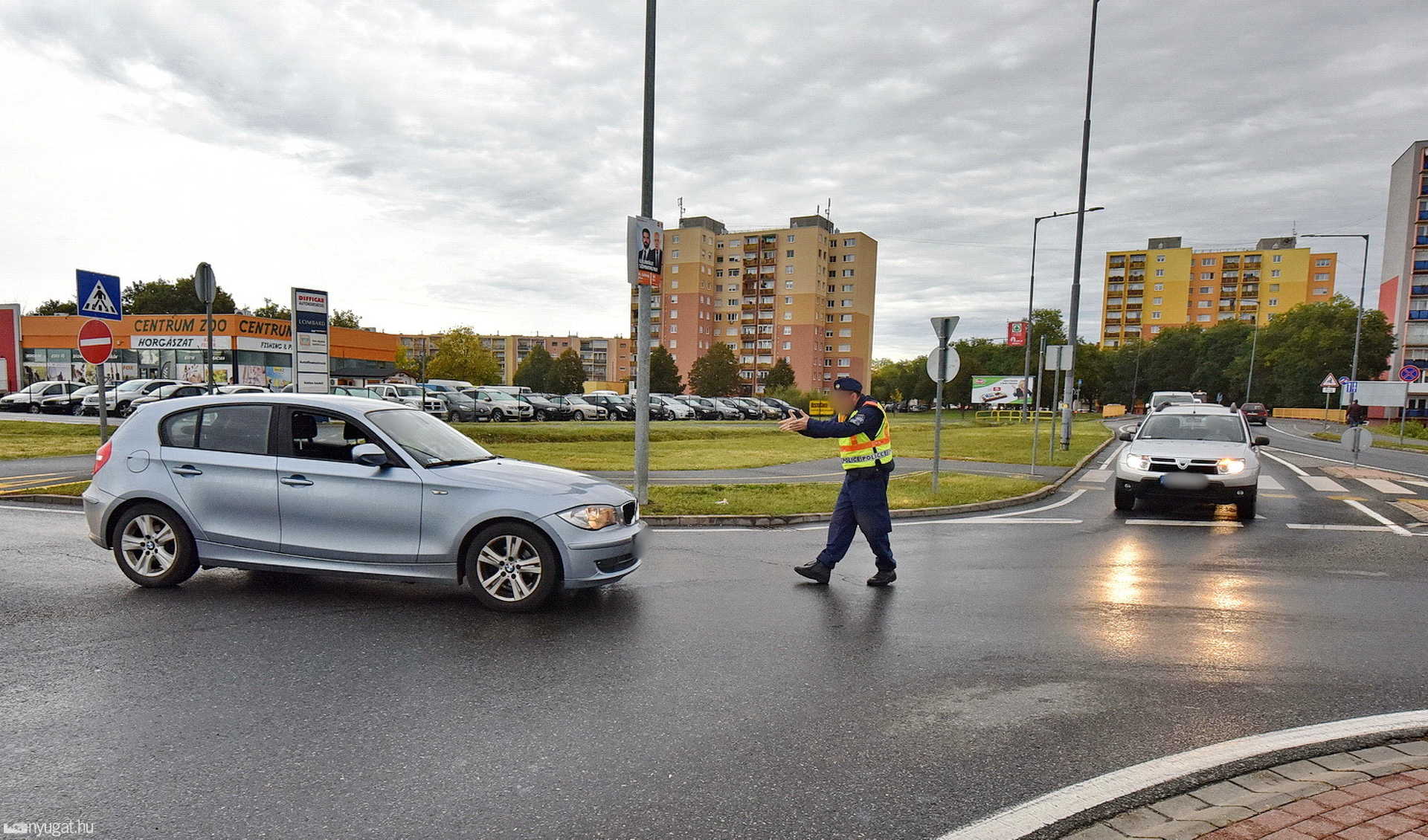 Robogóst ütött el egy Skoda a szombathelyi körforgalomban