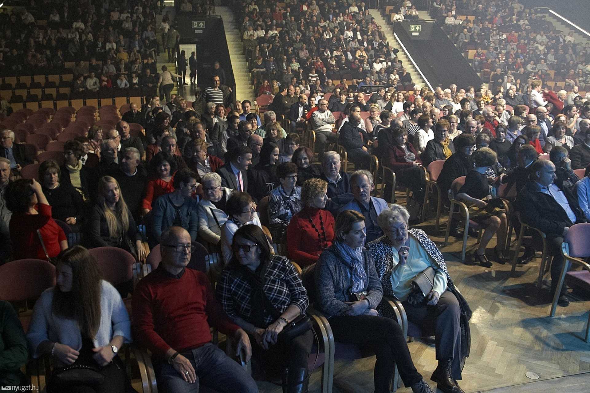 Jótékonysági Csík koncertaz Agorában