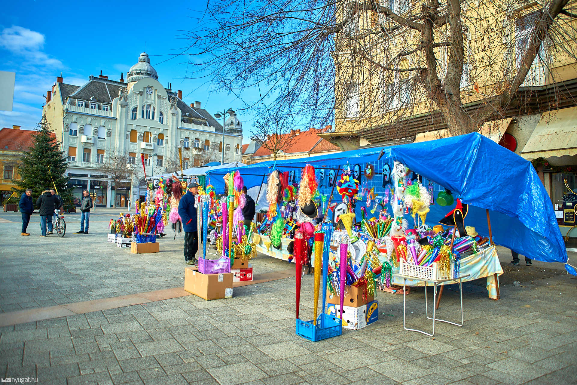 Szilveszter előtt pangás a főtéren