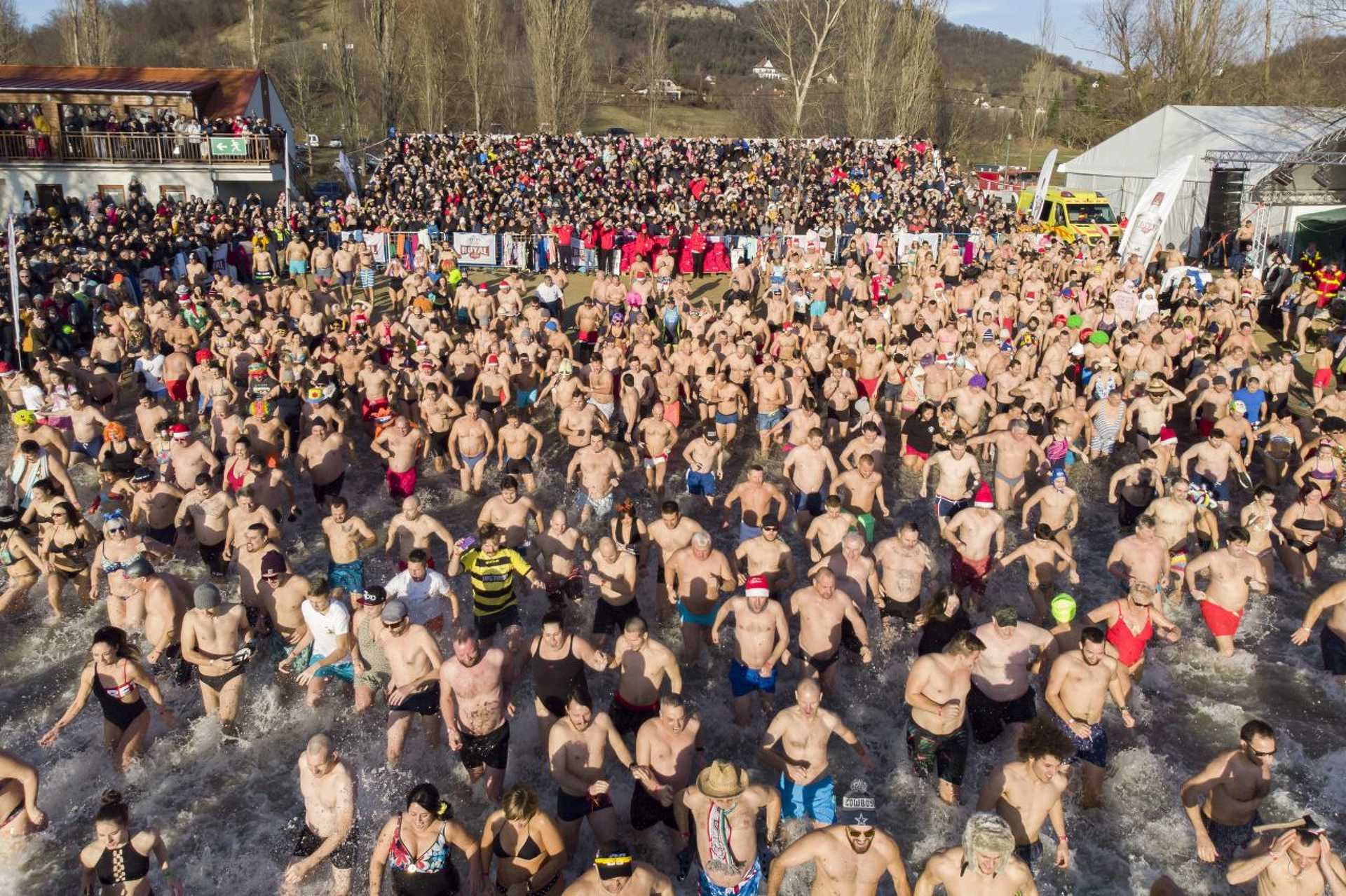 Újévi csobbanás Szigligeten 2020