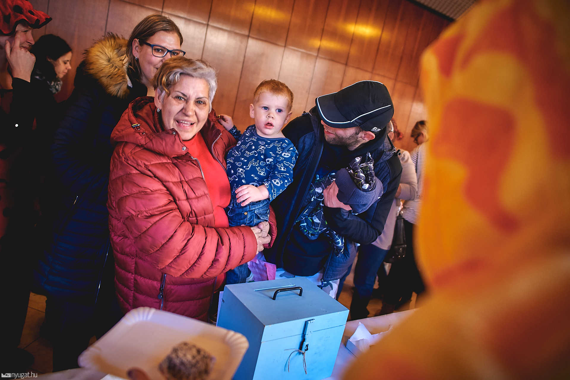 Jótékonysági sütivásár és farsang a városházán