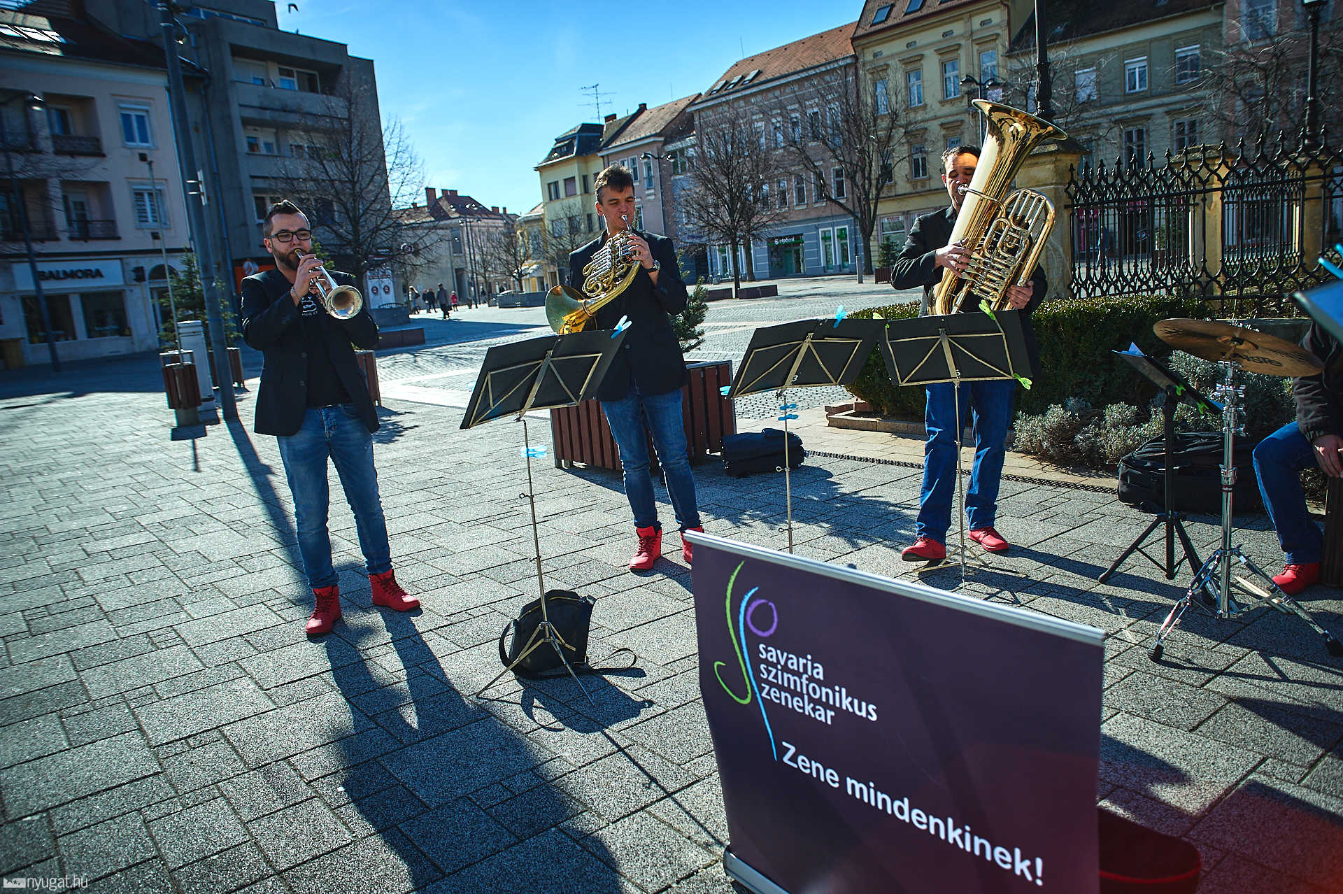 Rézfúvós flashmob a szombathelyi Főtéren