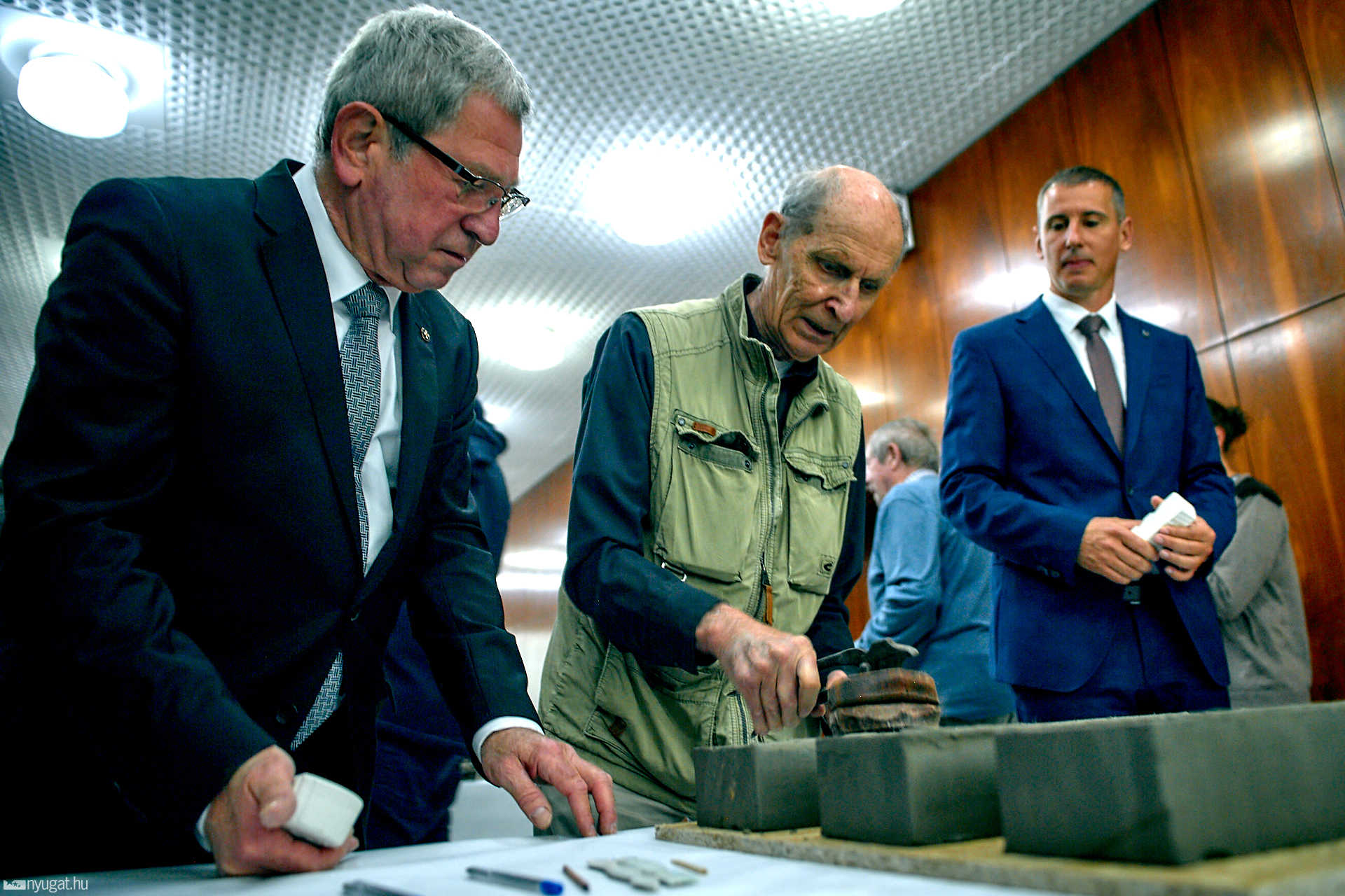 Schrammel Imre közös tégladíszítés