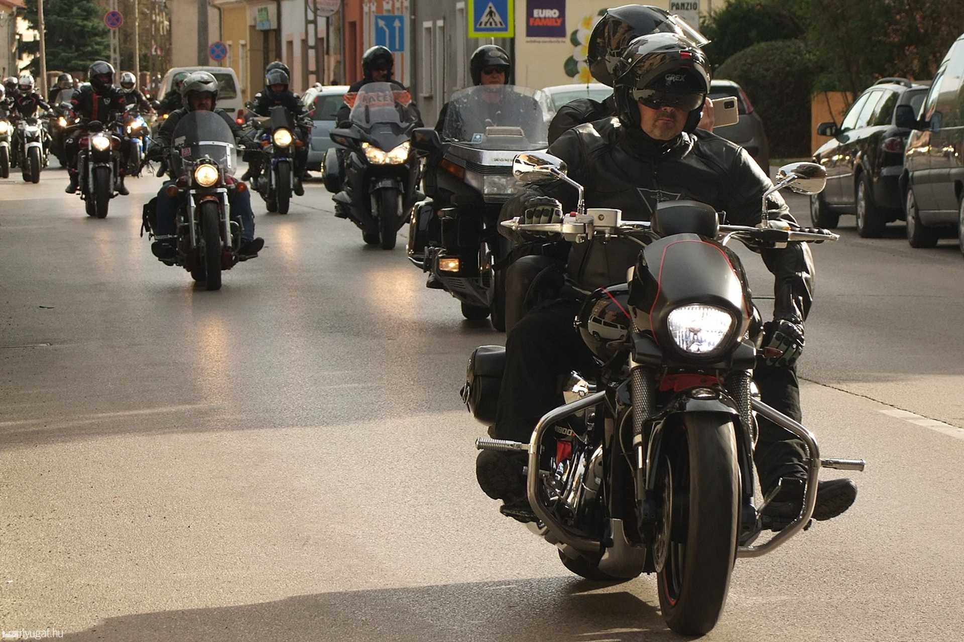 Motoros felvonulás Celldömölkön