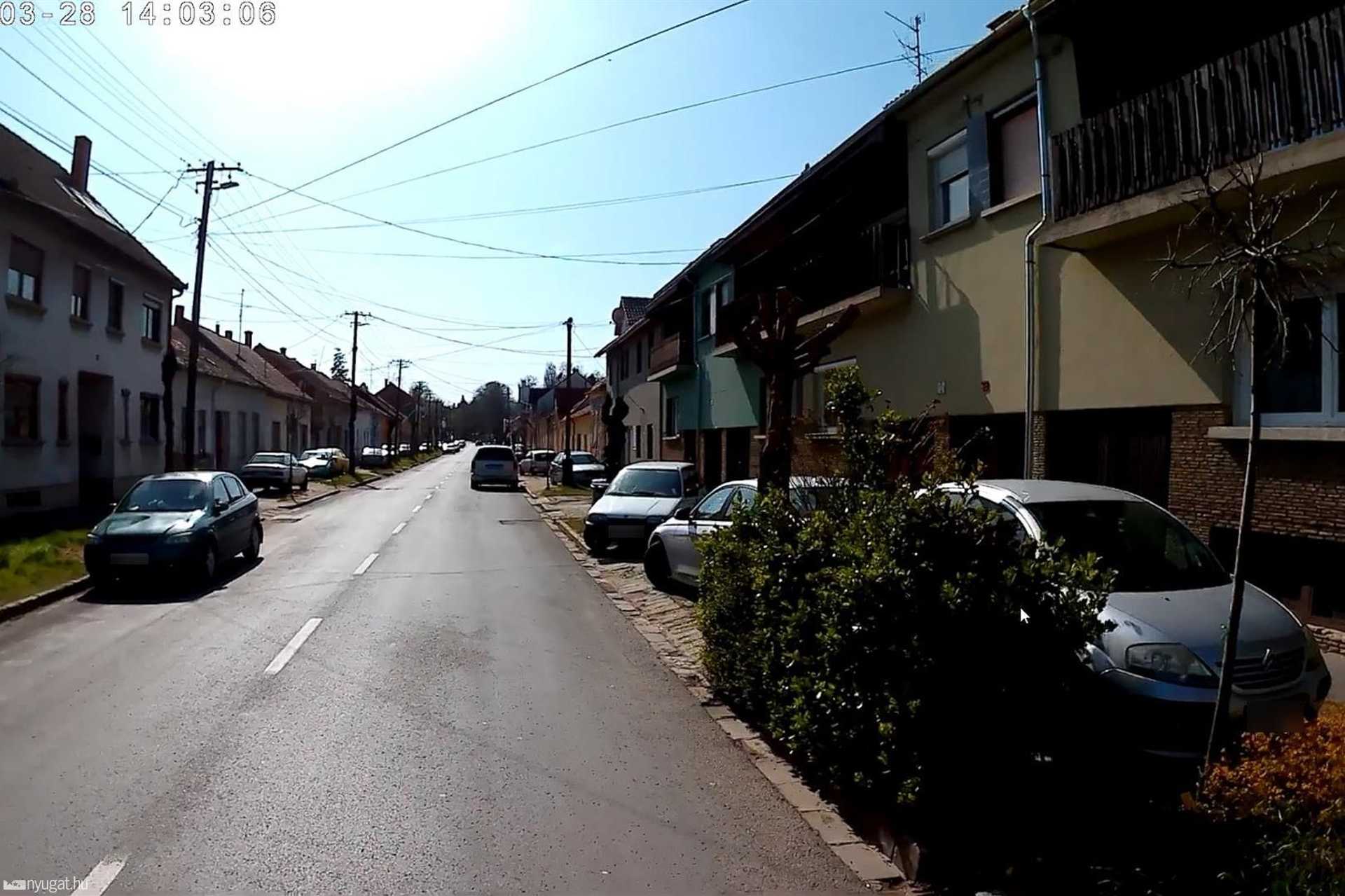 Szabálytalan és kreatív parkolások Szombathelyen: Nárai utca