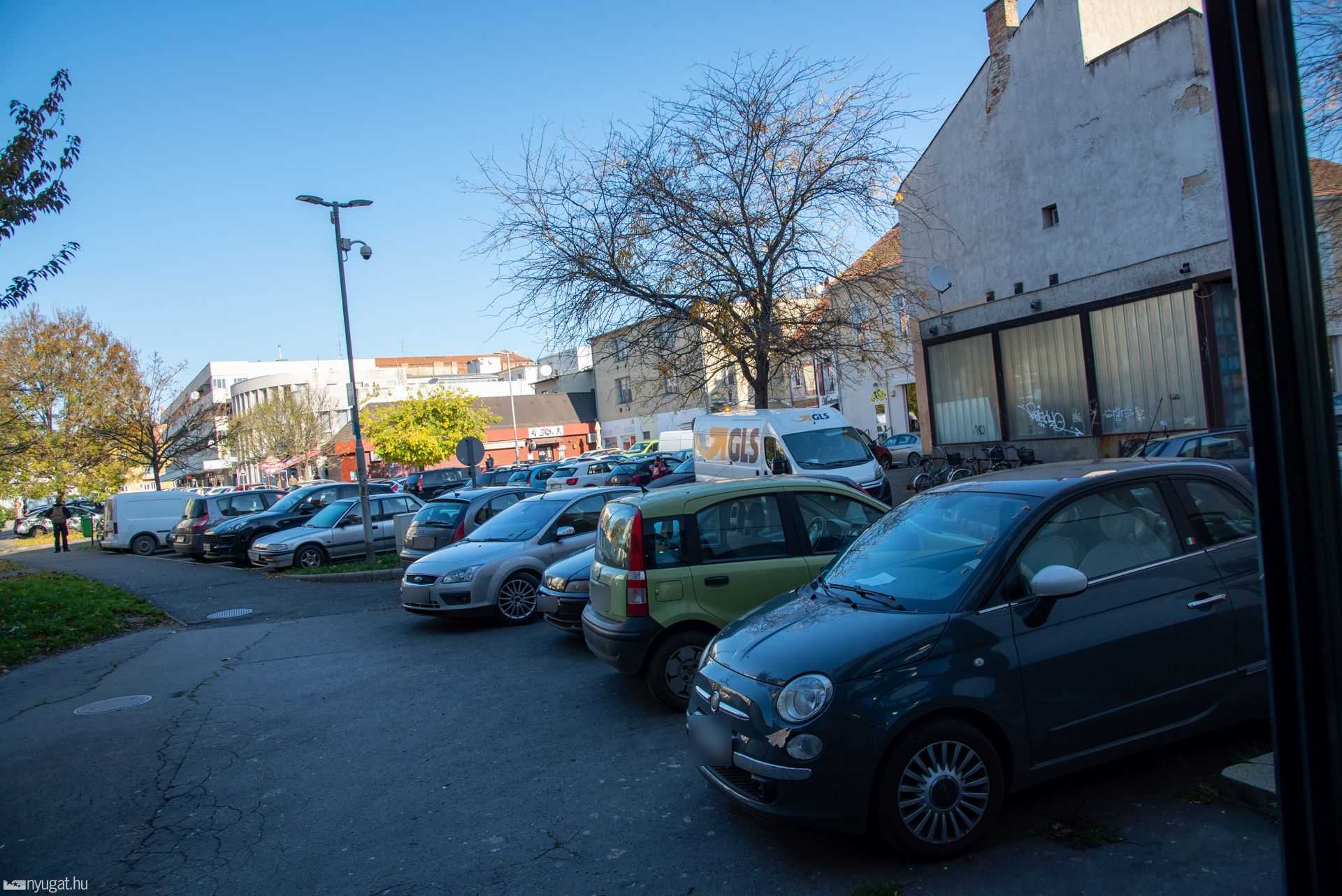 Ismét ingyenes a parkolás