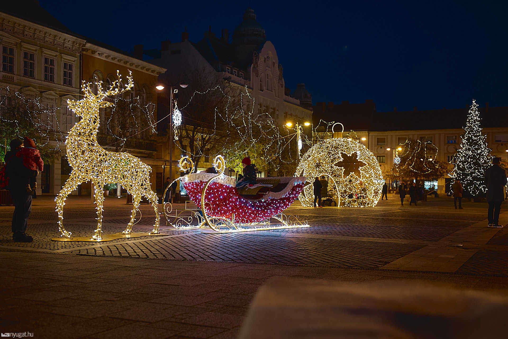 Karácsonyi díszítés a Főtéren