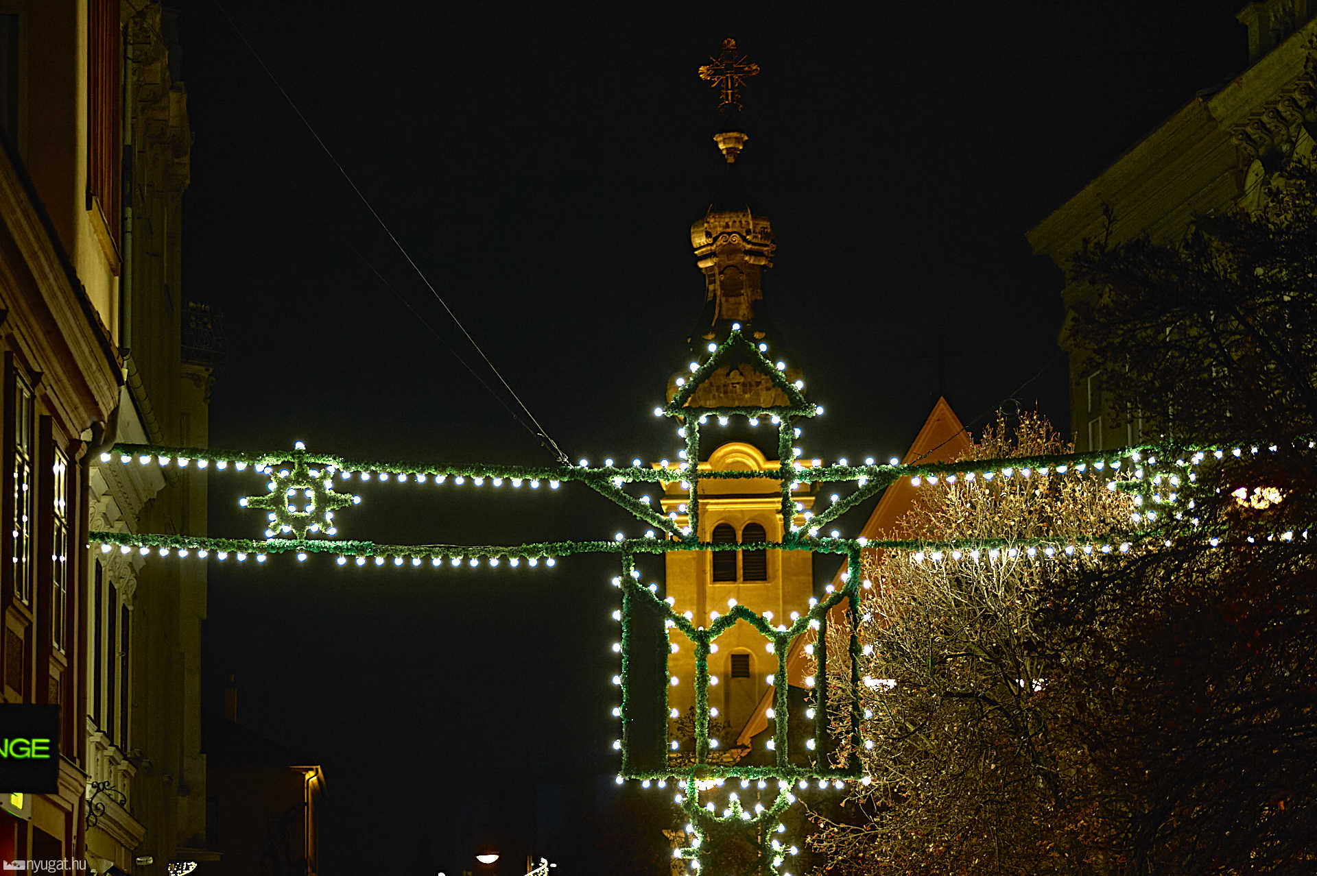 Karácsonyi díszítés a Főtéren