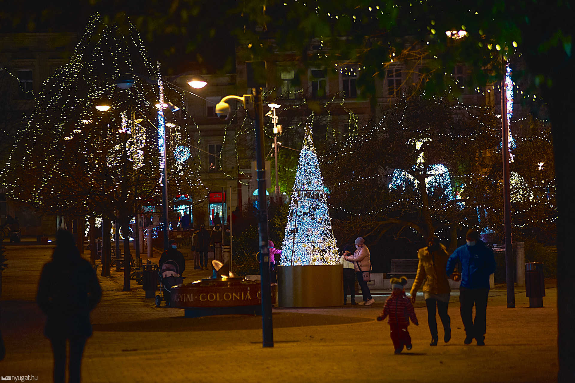 Karácsonyi díszítés a Főtéren