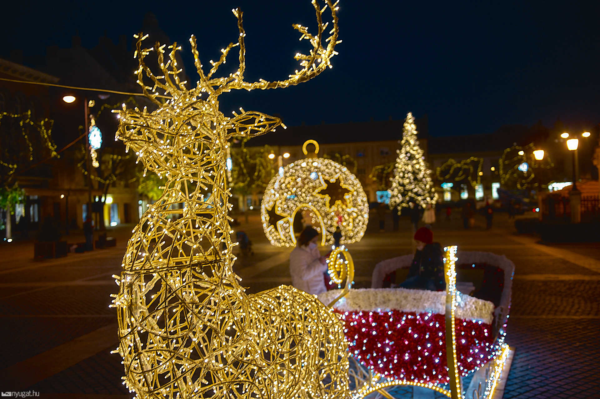 Karácsonyi díszítés a Főtéren