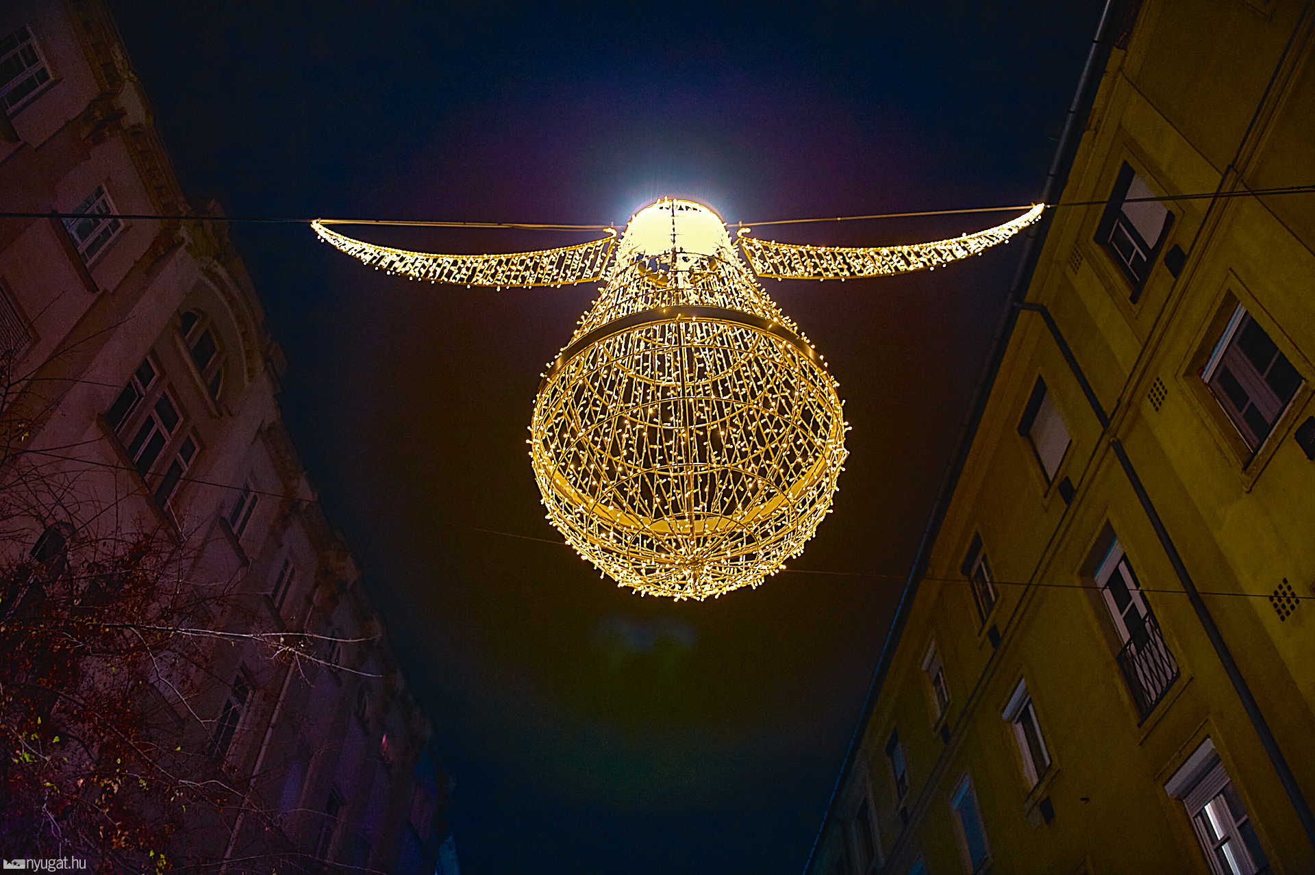 Karácsonyi díszítés a Főtéren
