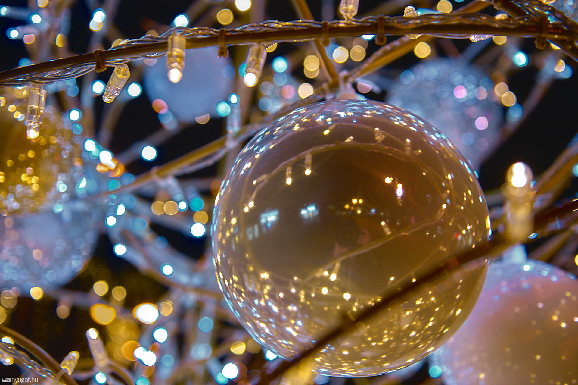 Karácsonyi díszítés a Főtéren