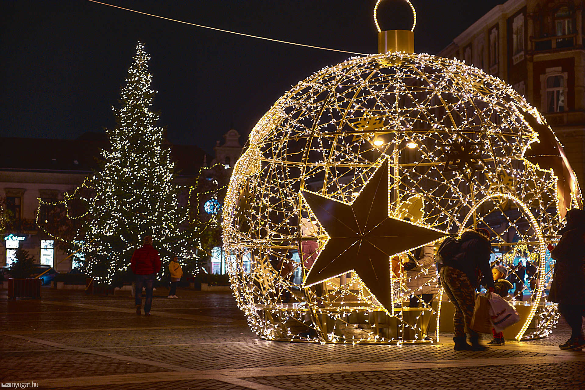 Karácsonyi díszítés a Főtéren