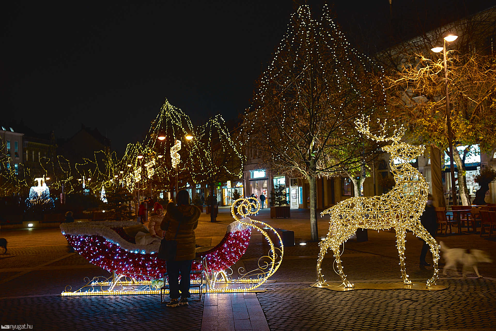 Karácsonyi díszítés a Főtéren