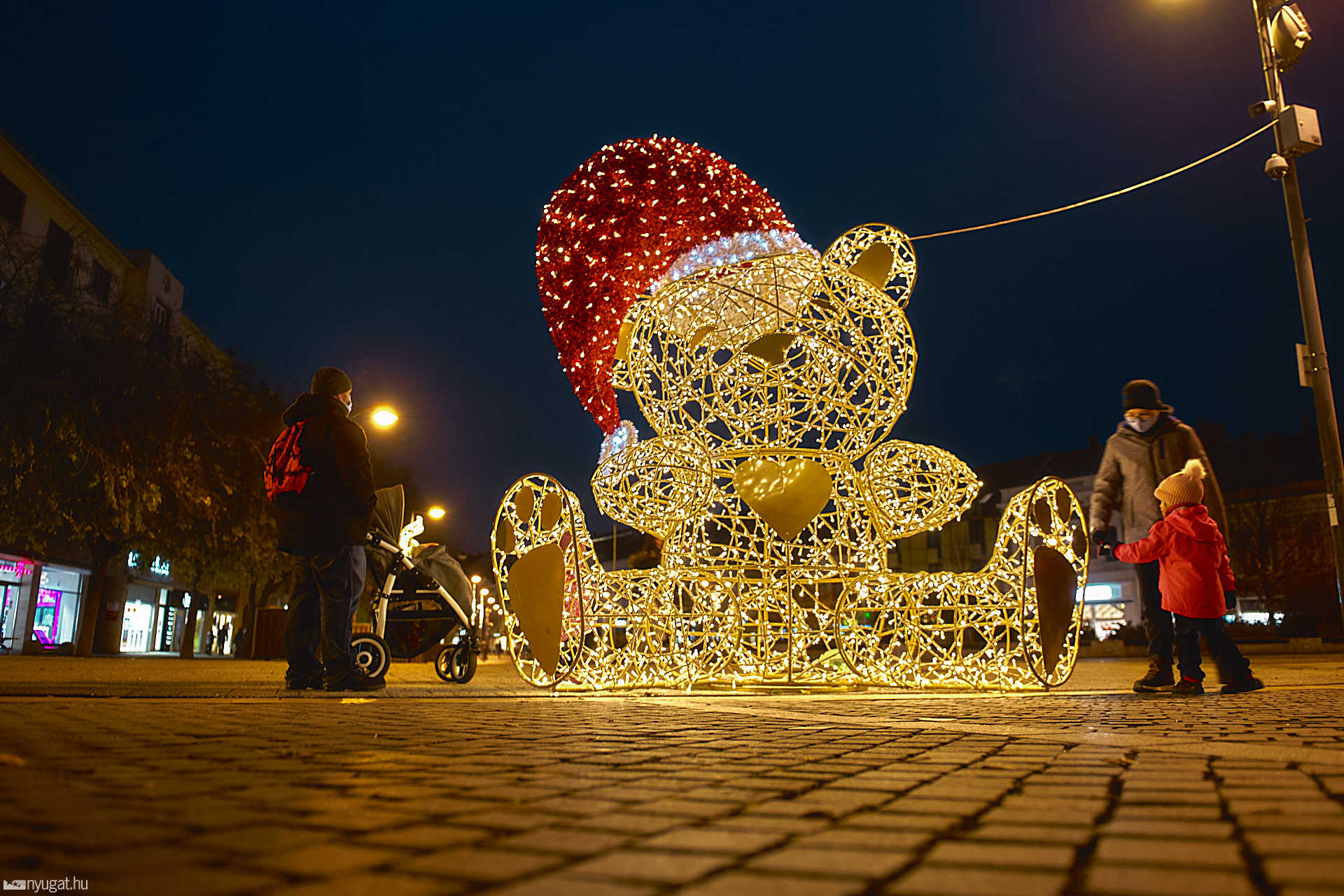 Karácsonyi díszítés a Főtéren