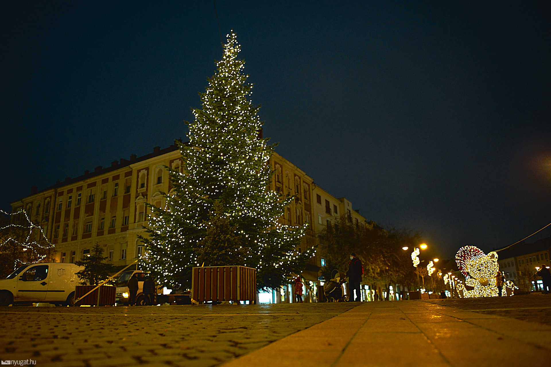 Karácsonyi díszítés a Főtéren