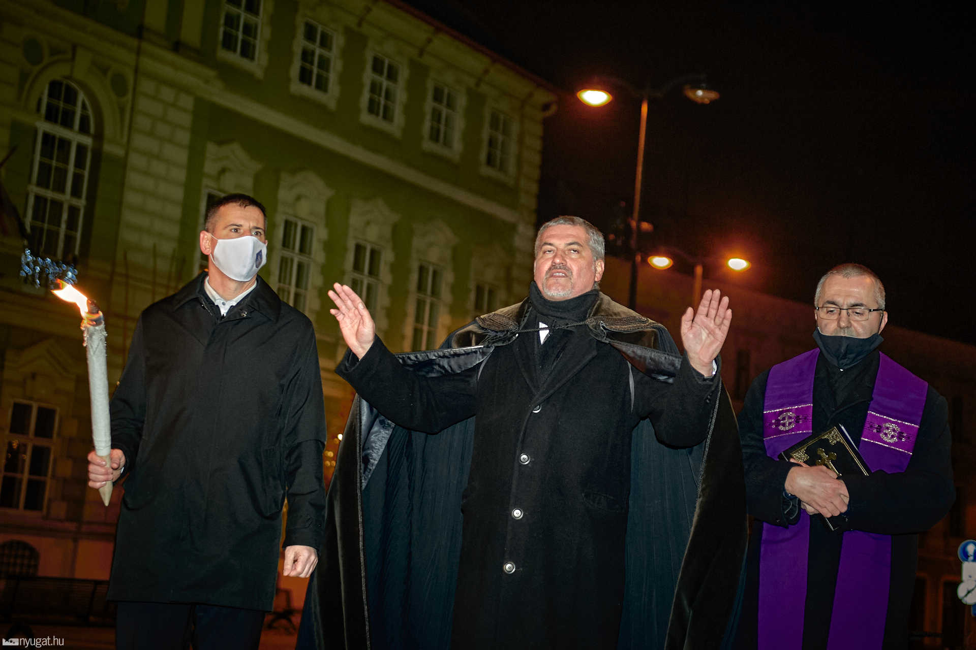 Adventi gyertyagyújtás a Berzsenyi téren