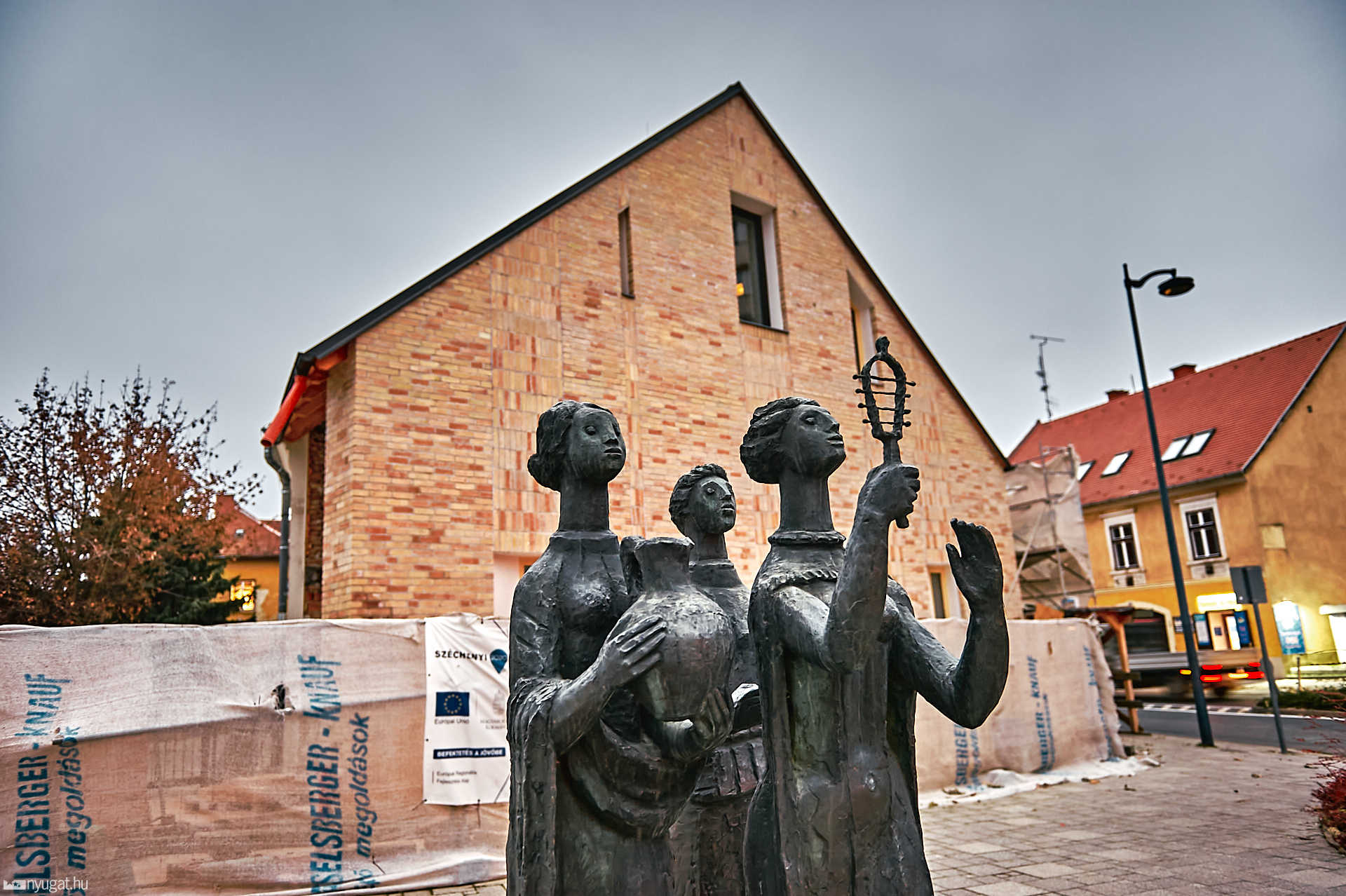 Nyugat.hu tégla az Éva malom homlokzatában