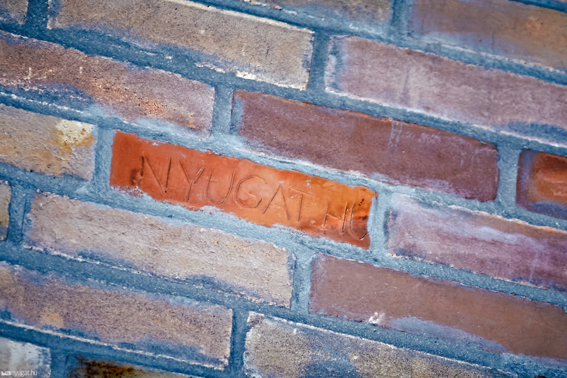 Nyugat.hu tégla az Éva malom homlokzatában