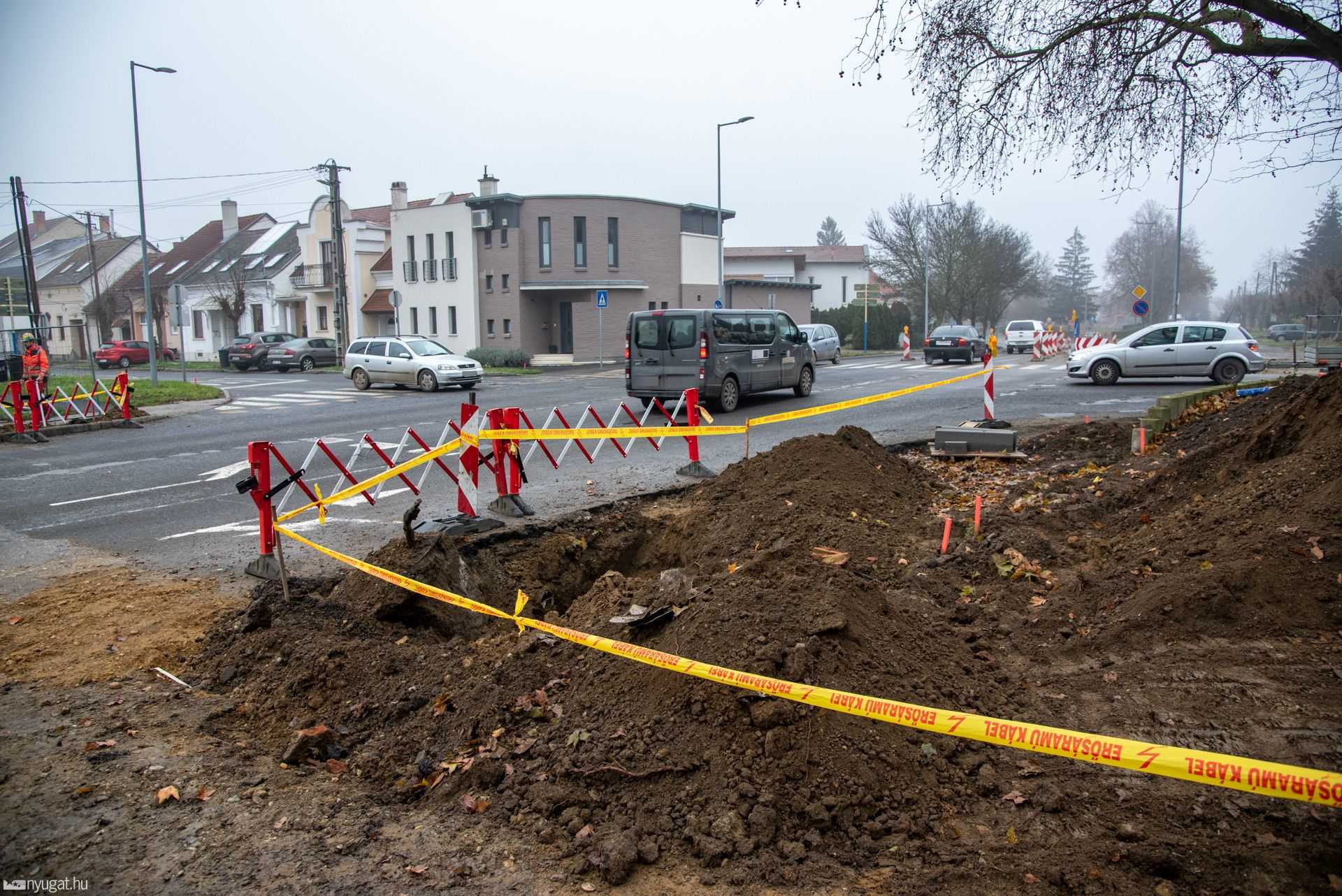 Építik a körforgalmat a Bagolyvárnál 