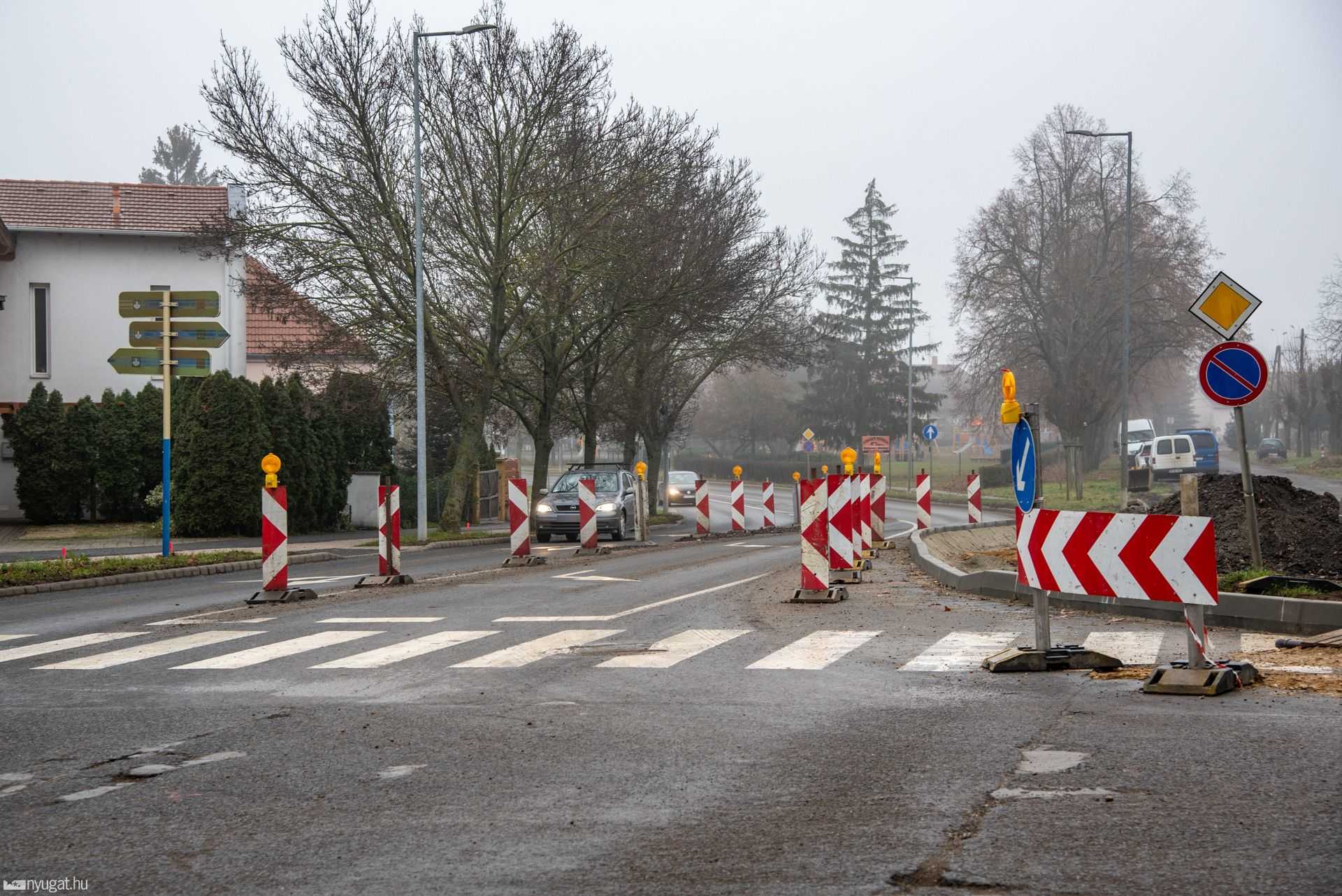 Építik a körforgalmat a Bagolyvárnál 