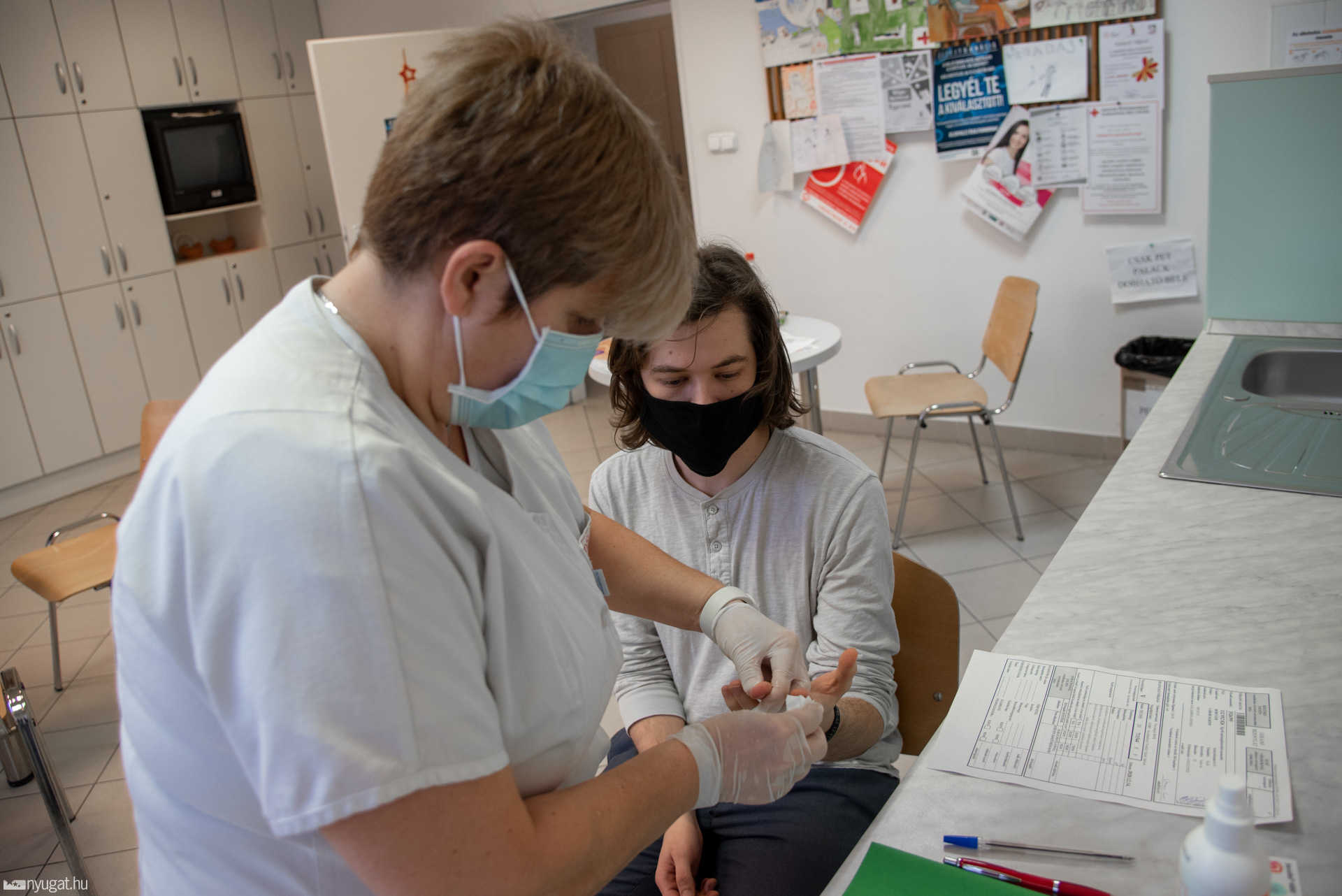 Horváth Gábor kollégánk a ujjszúráson. Így állapítják meg a váradás előtt a vércsoportot és a hemoglobin szintet.