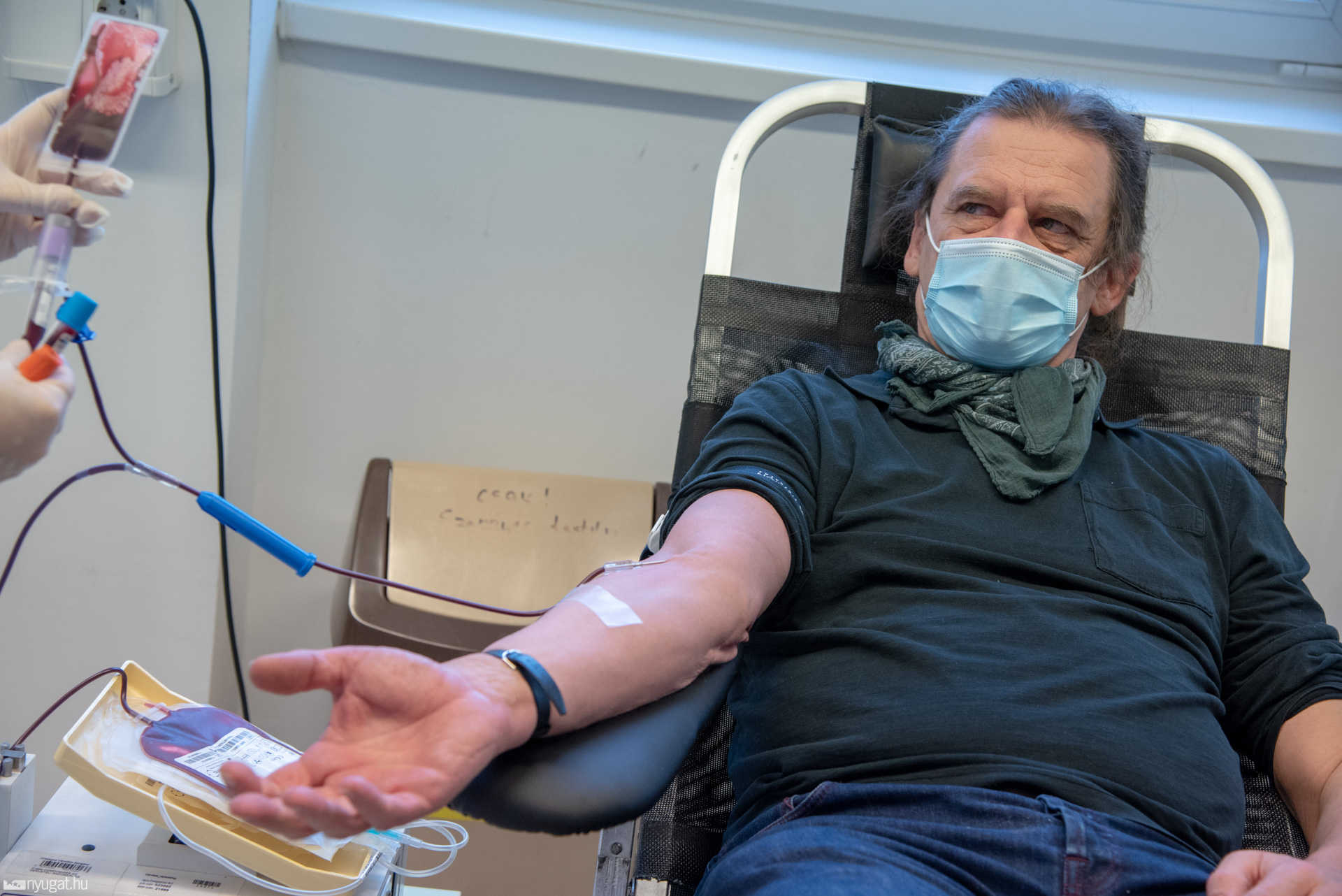 Józing Antal kollégánk és a zacskóban a vére. Tóni is rutinos véradó már.
