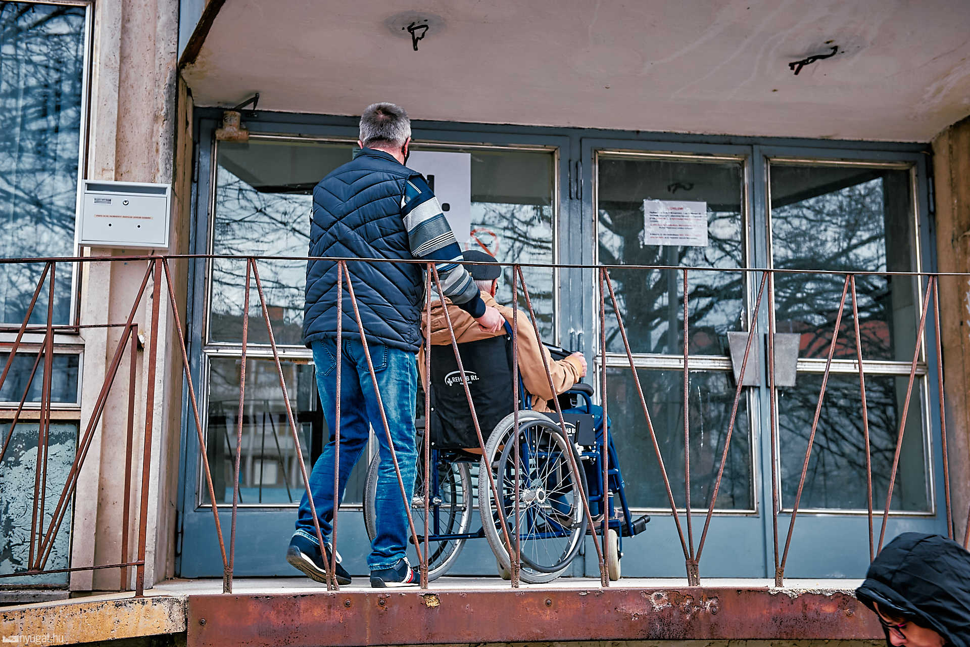 Sátrak az oltópontok előtt
