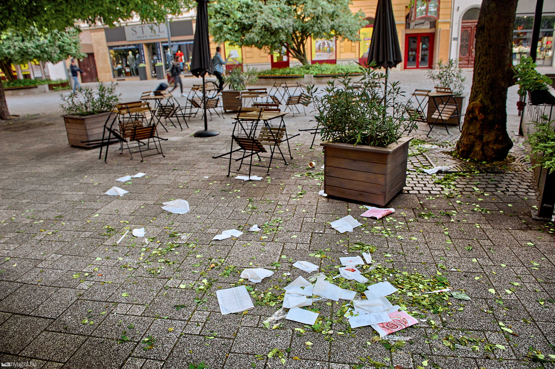 Szemét a Főtéren vasárnap délután