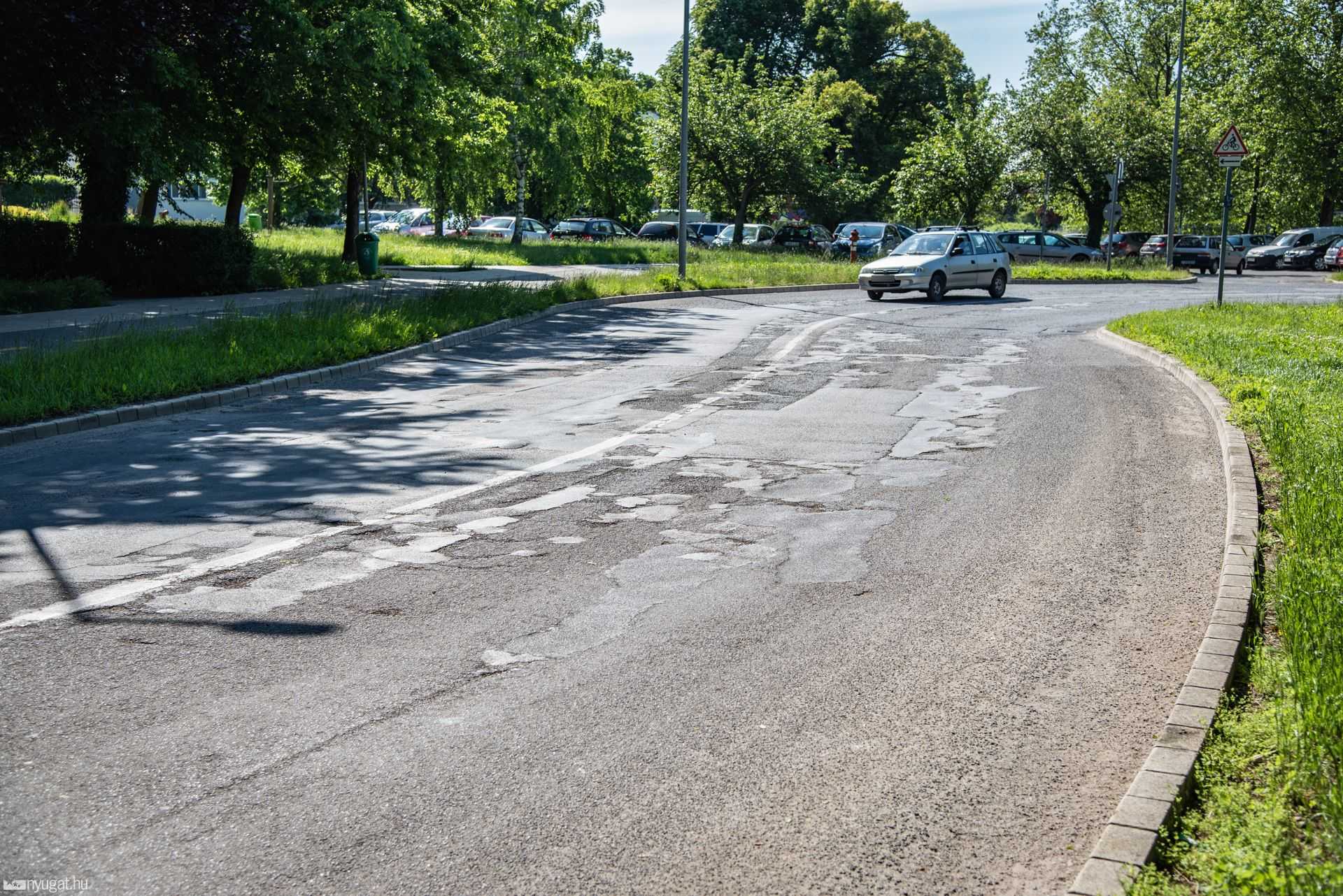 Kátyúk a Magyar László utcában