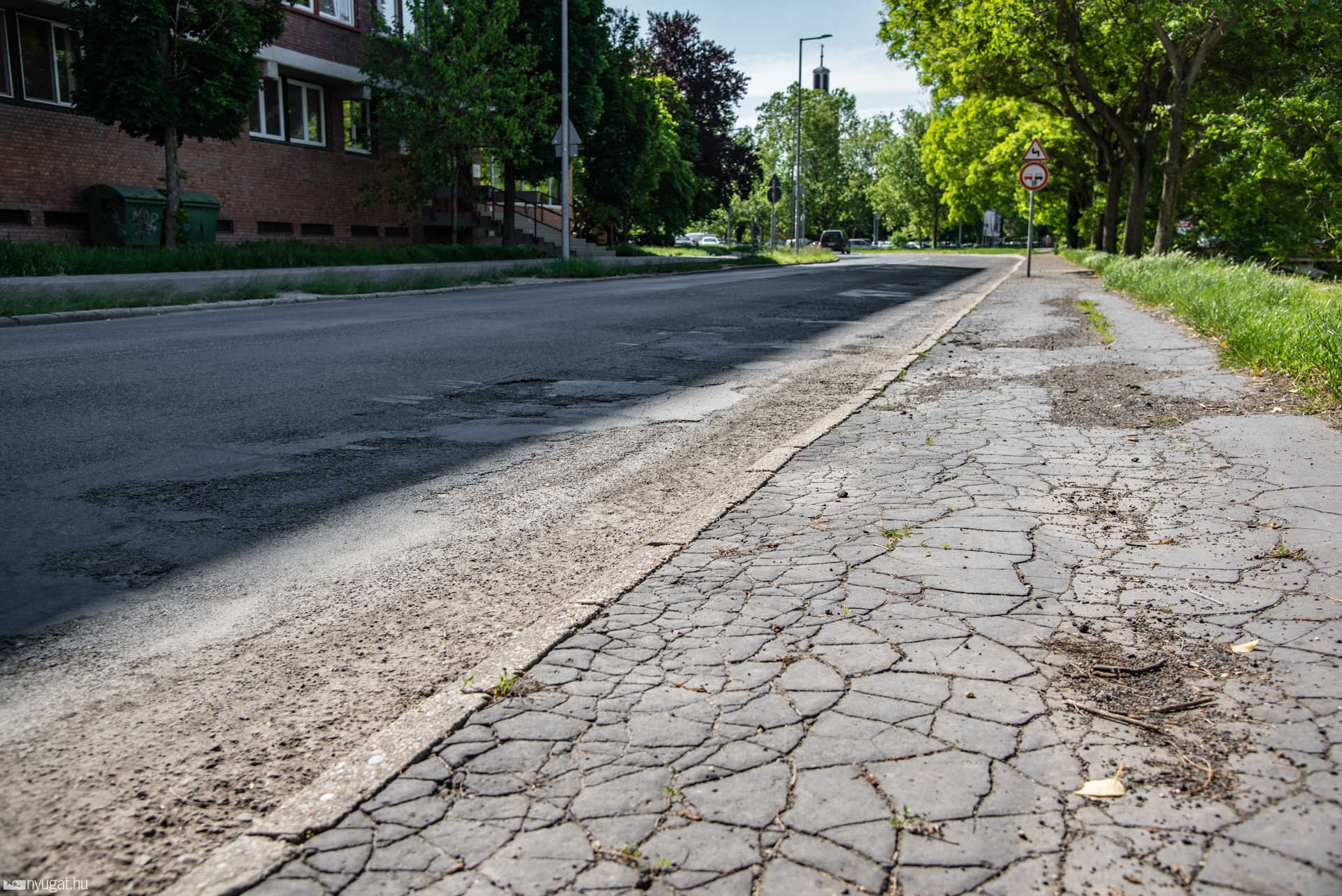 Kátyúk a Magyar László utcában