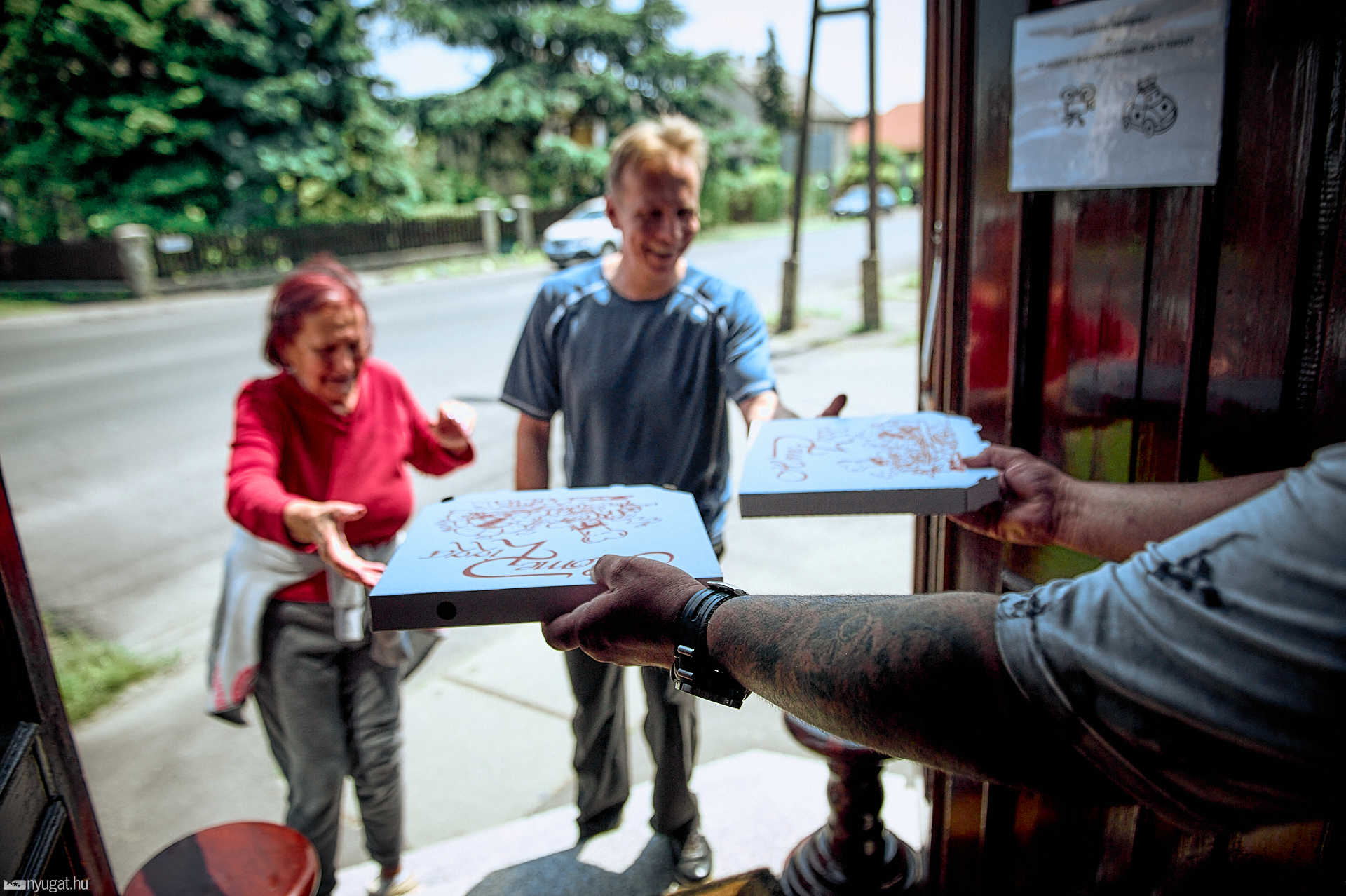Ingyen pizza osztás a Ciao Amico-nál