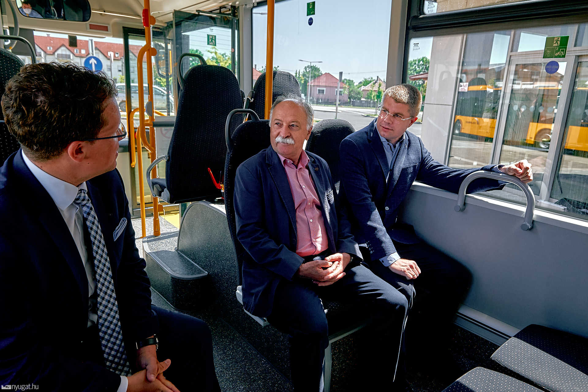 Volánbuszok átadása Sárváron