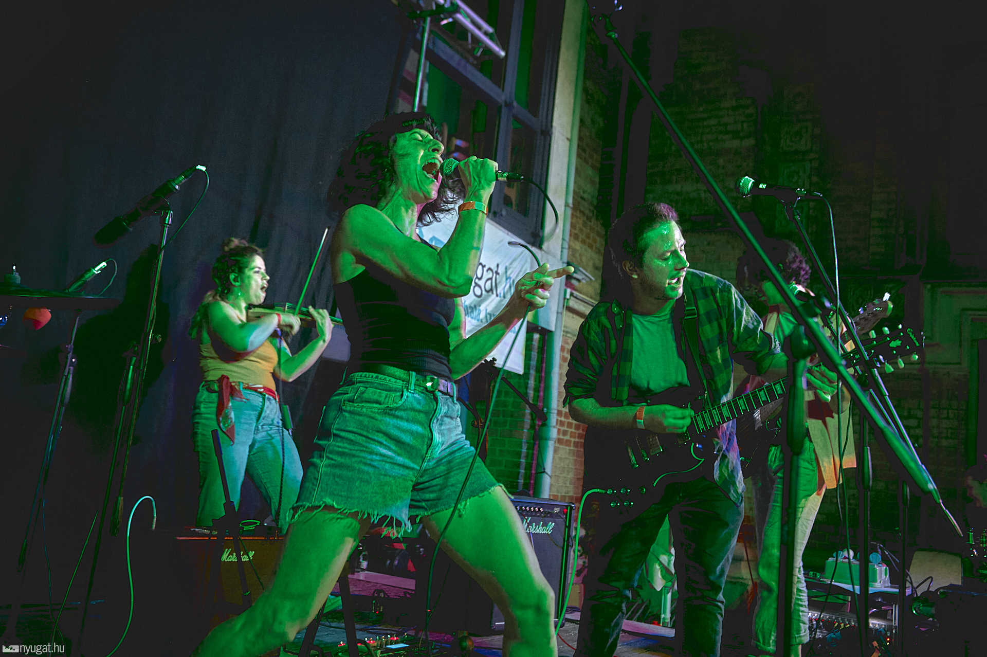 Ricsárdgír koncert a zsinagóga udvarban