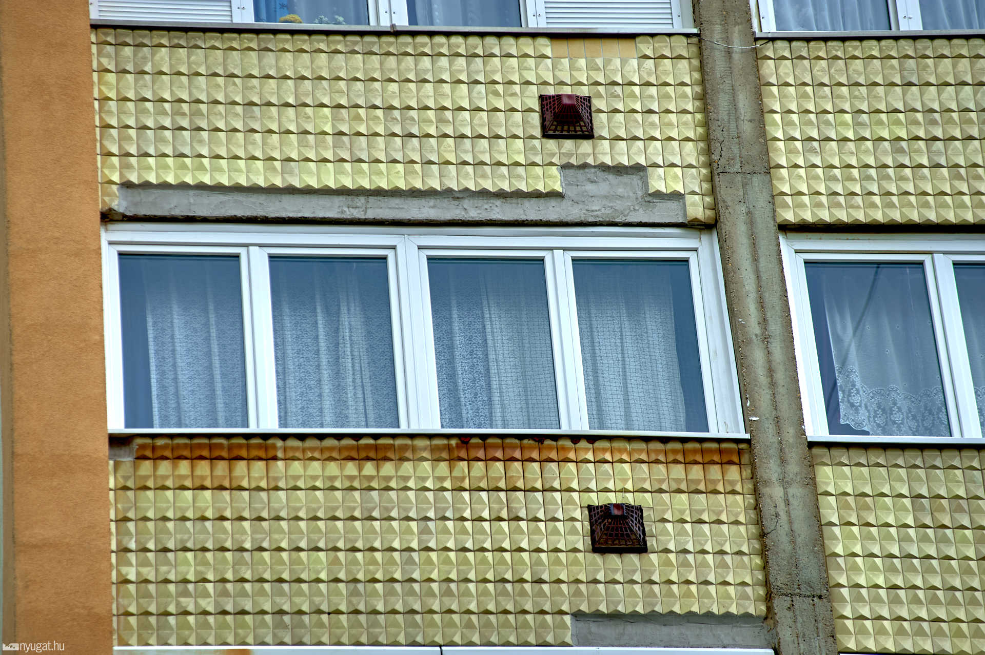 Sárgacsempés panel a Szűrcsapóban