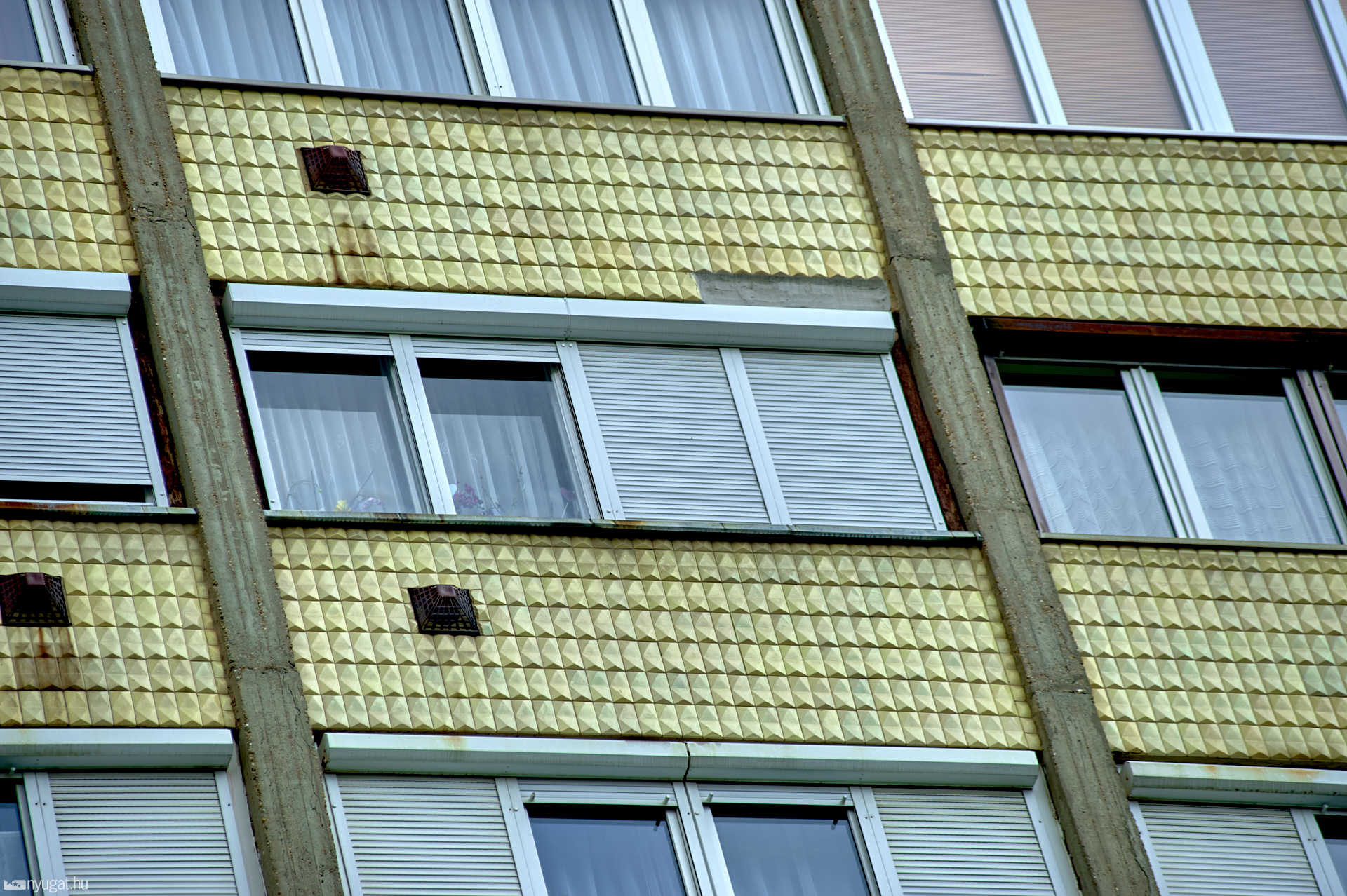Sárgacsempés panel a Szűrcsapóban