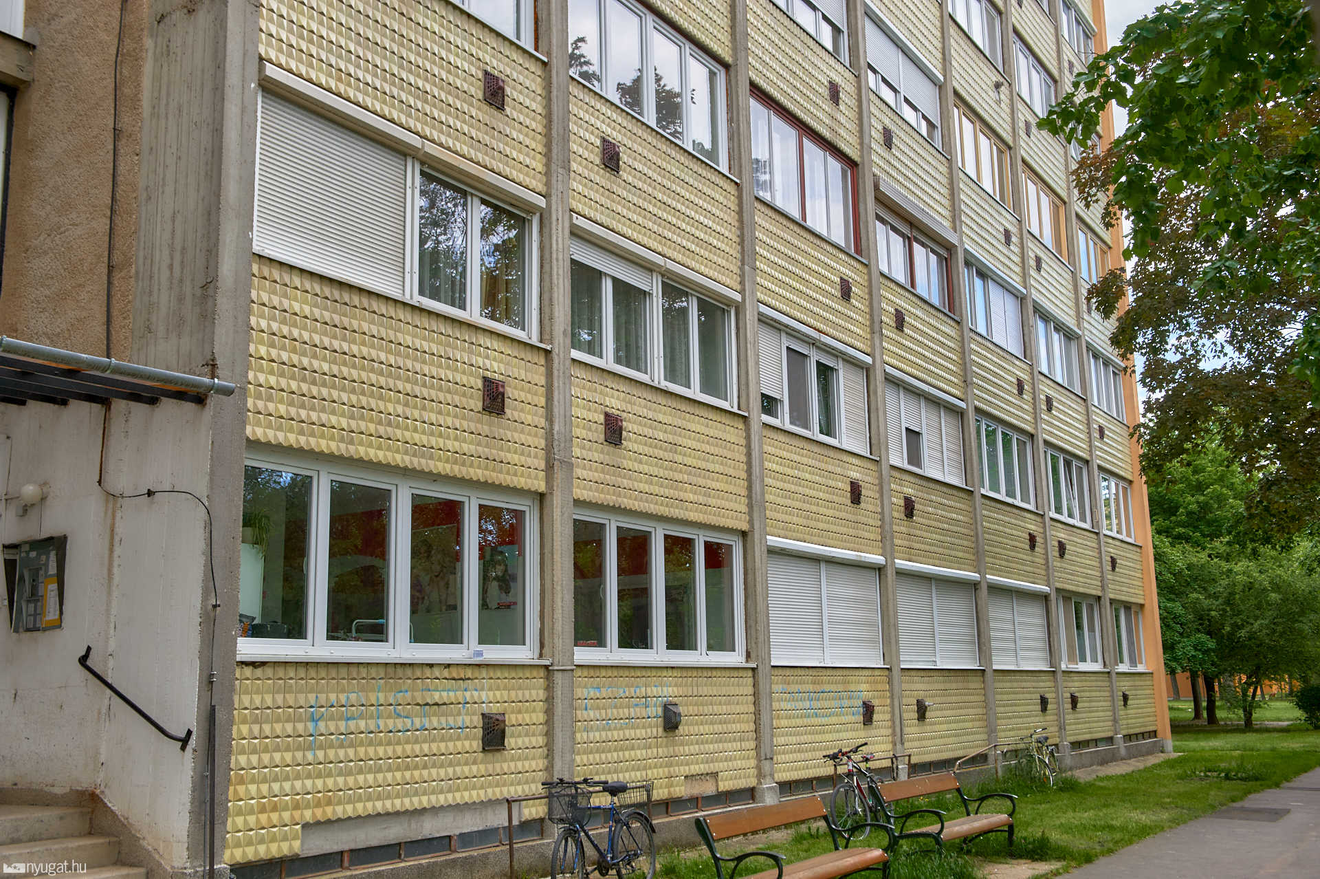 Sárgacsempés panel a Szűrcsapóban